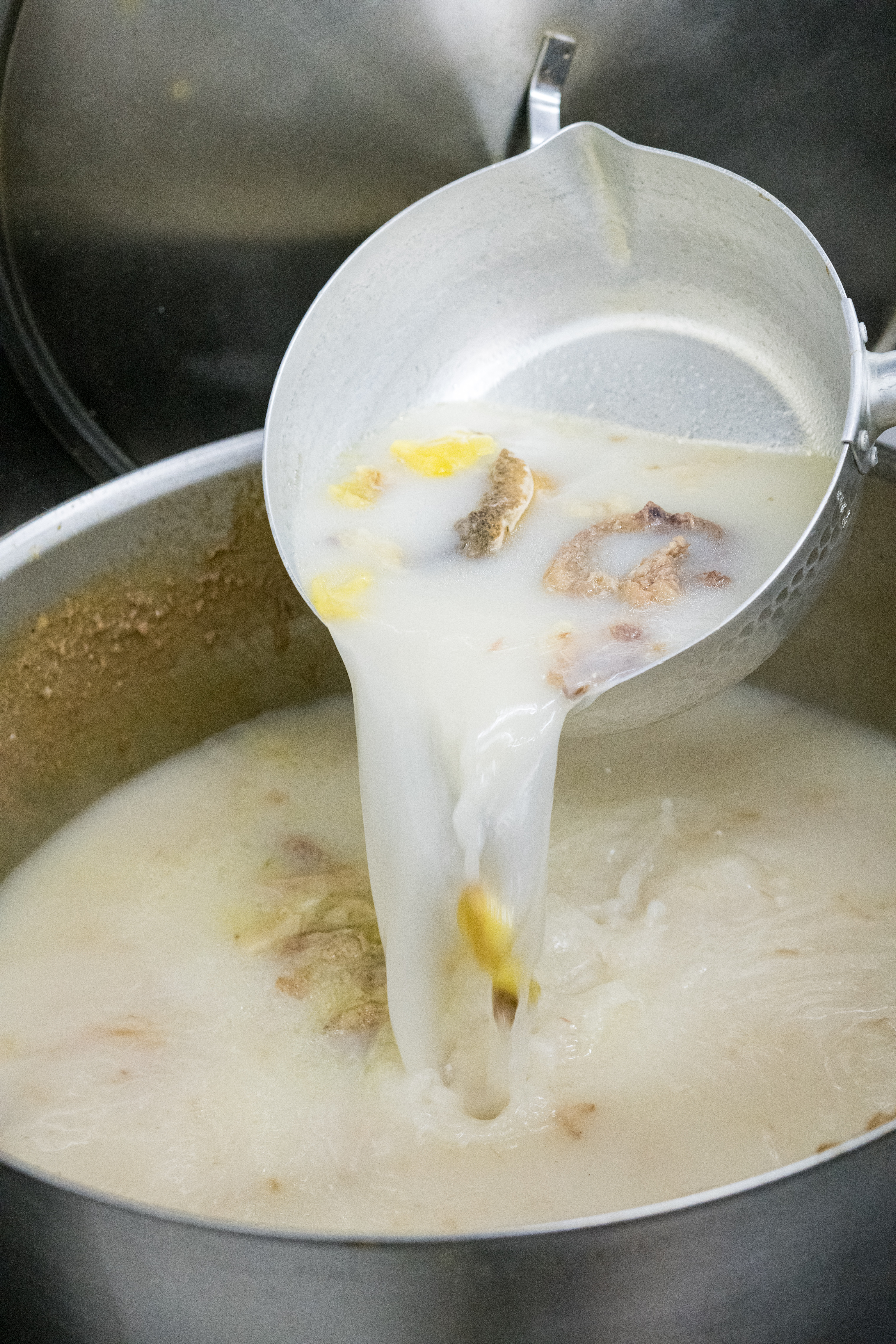 製作豆腐鍋的牛骨湯頭，需費時熬煮8小時。