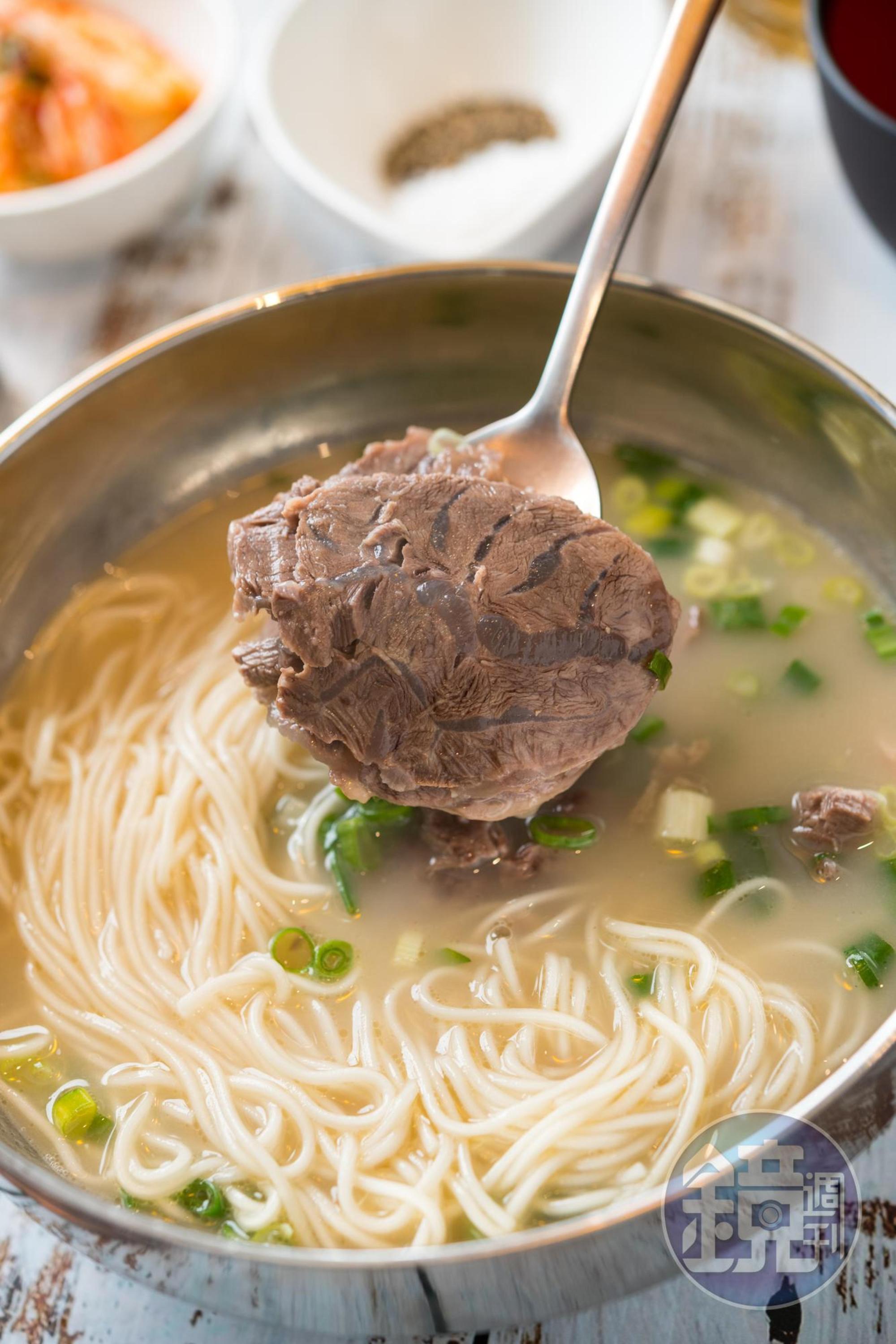 「牛肉雪濃湯」不加鹽和油調味，配上牛腱肉、細麵，聯想起清燉牛肉麵的鮮甜感。（580元／份）