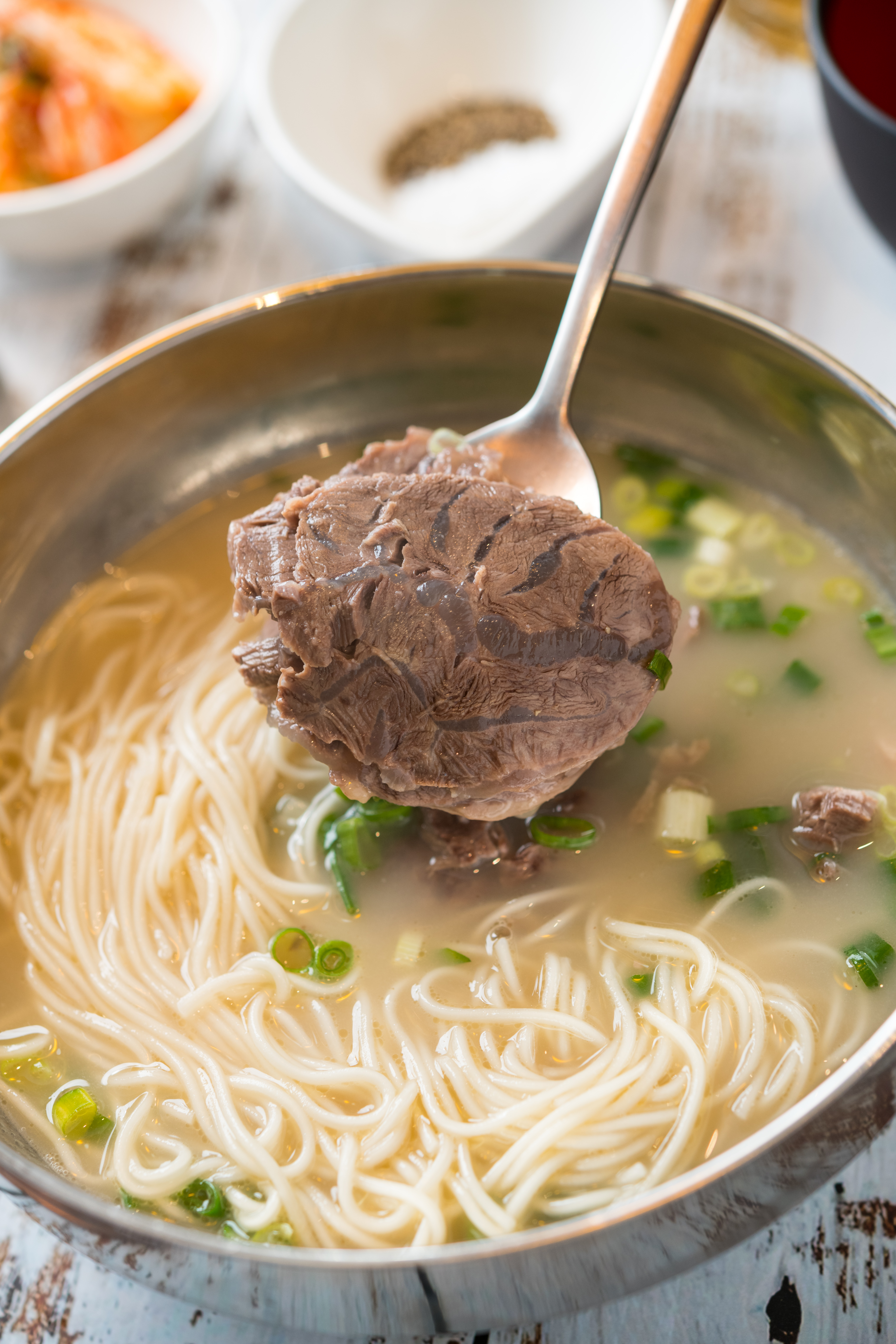「牛肉雪濃湯」不加鹽和油調味，配上牛腱肉、細麵，聯想起清燉牛肉麵的鮮甜感。（580元／份）