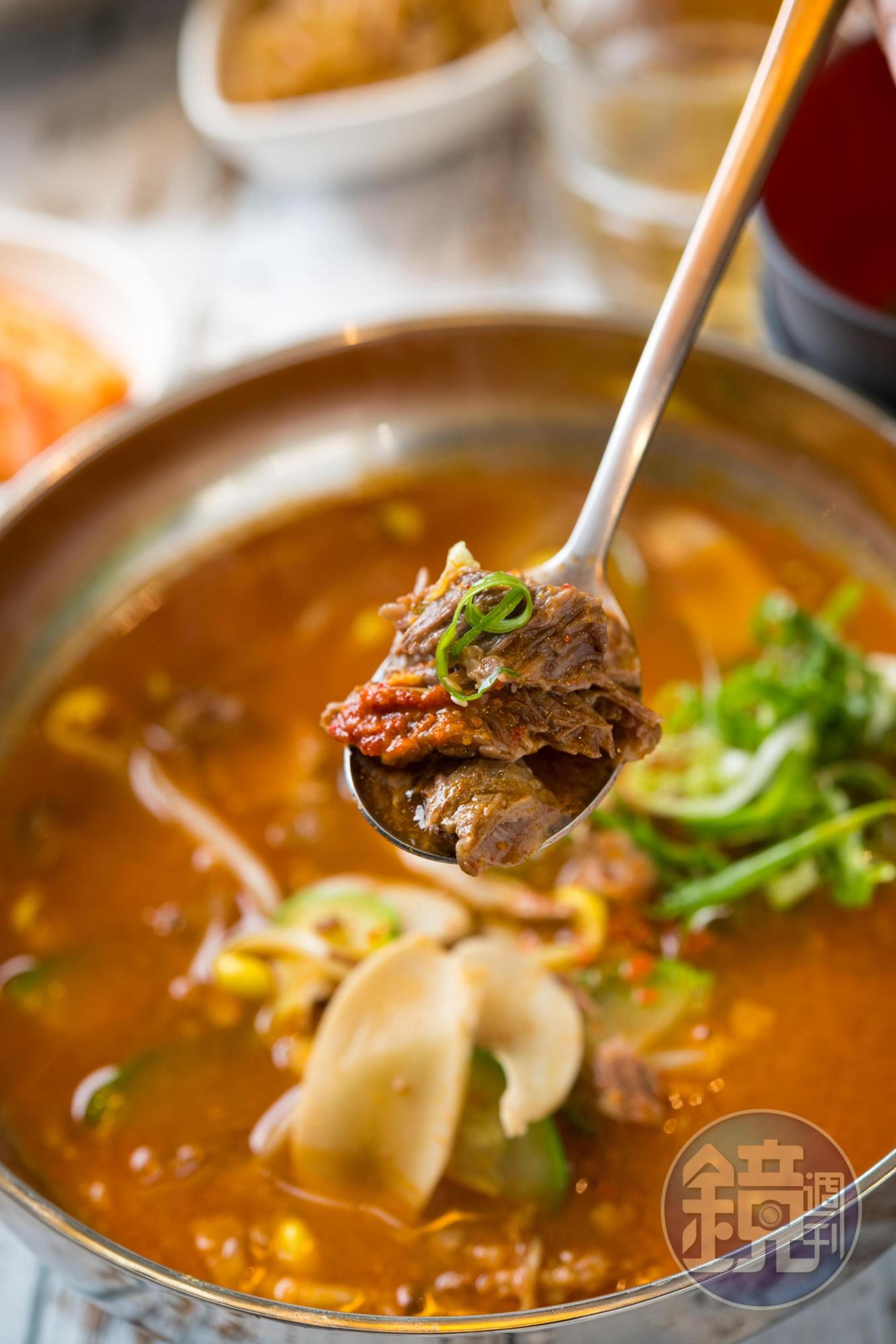 「辣牛肉湯」以韓式辣椒醬、辣椒粉和祕方調出的醬料調味，韓國人喝它解酒，我倒覺得味濃，更適合下酒。（580元／份）