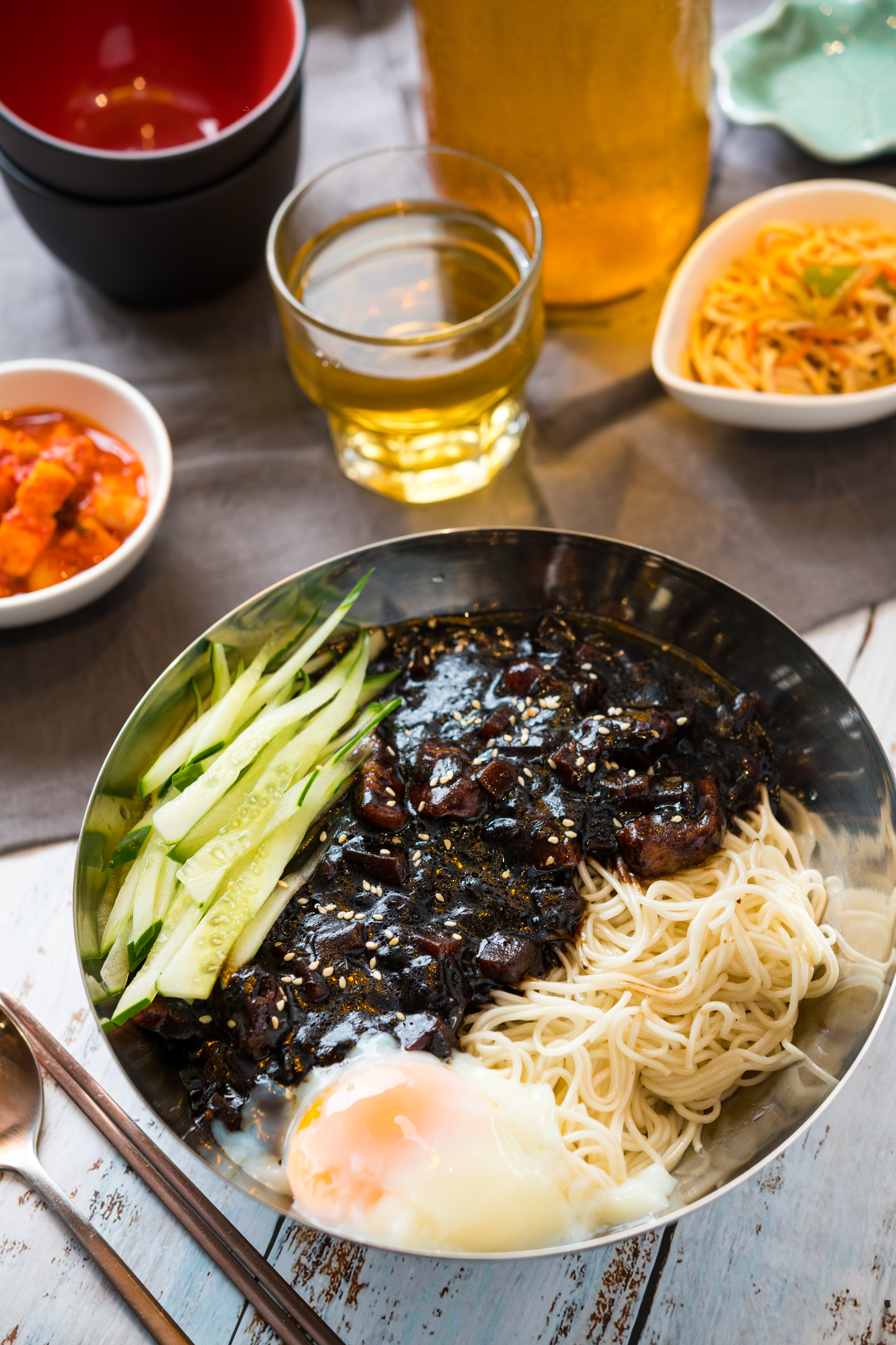 「韓式炸醬麵」澆上分量充足的醬汁，麵條就是要黏黏甜甜、亮晃晃的，像重現韓劇情節裡的美味。（180元／份）