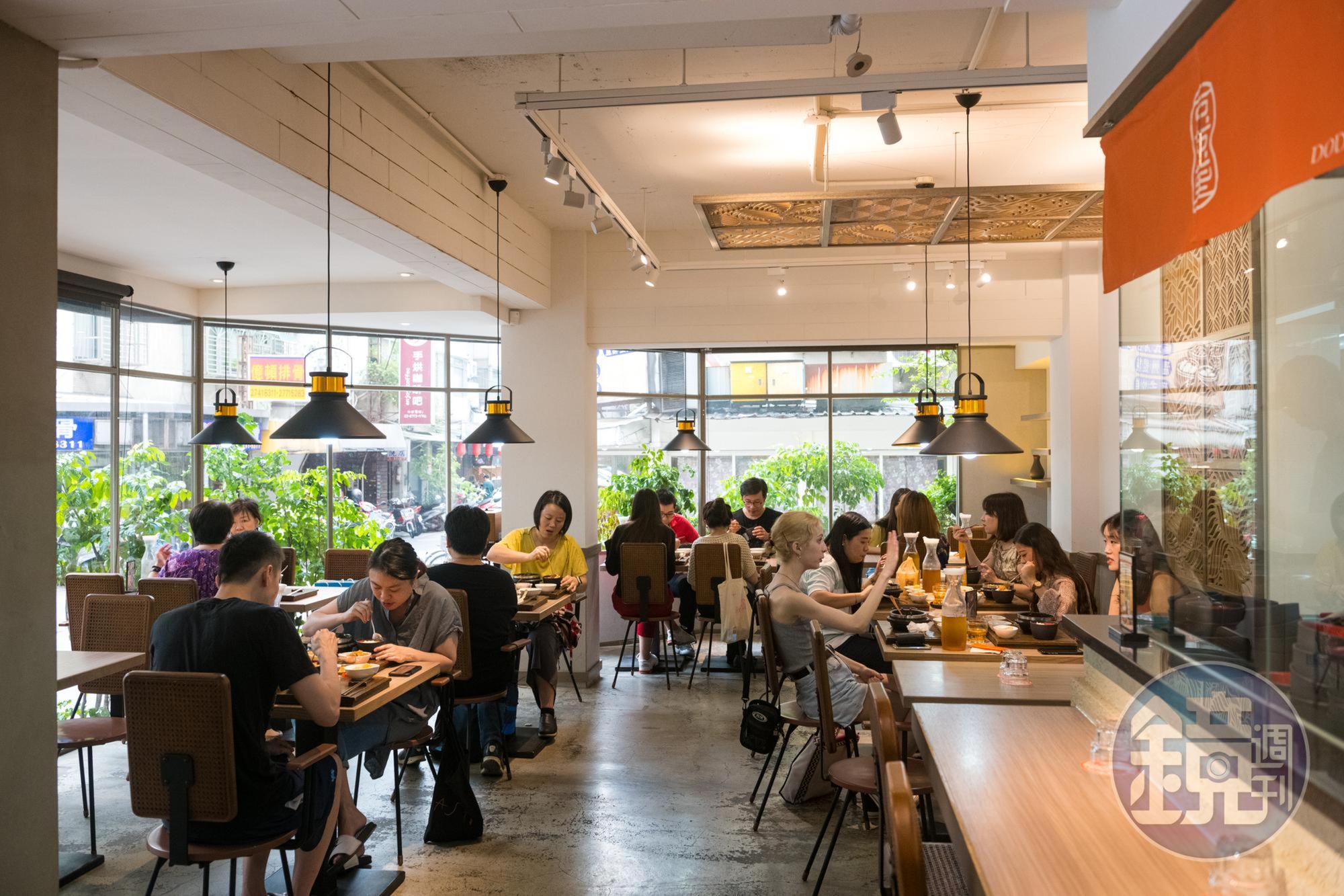餐廳設計跳脫傳統風格，不說還以為是拉麵店。