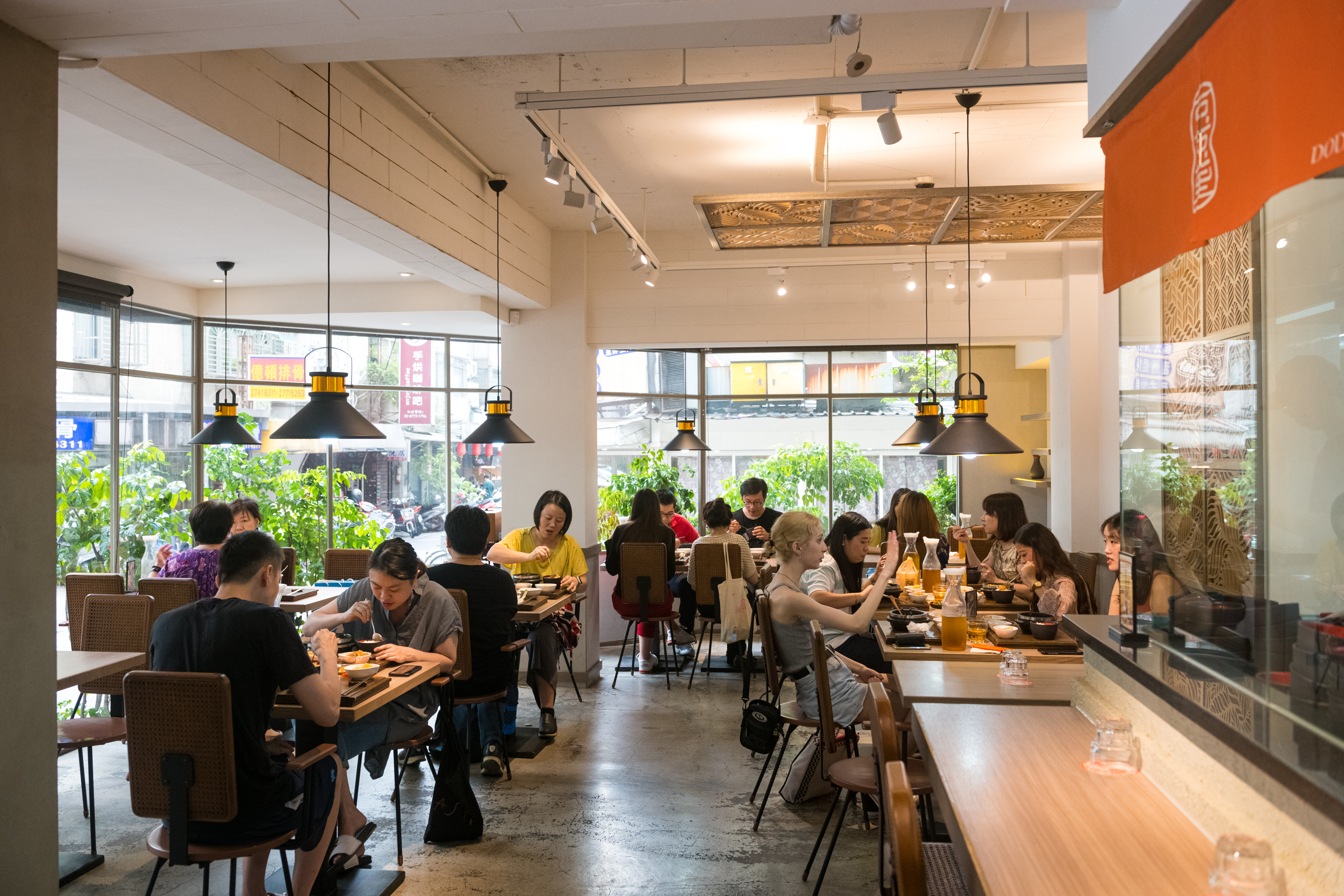 餐廳設計跳脫傳統風格，不說還以為是拉麵店。