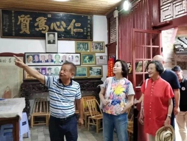 林青霞日前赴福建土樓景區參觀，被野生捕獲。（翻攝微博）