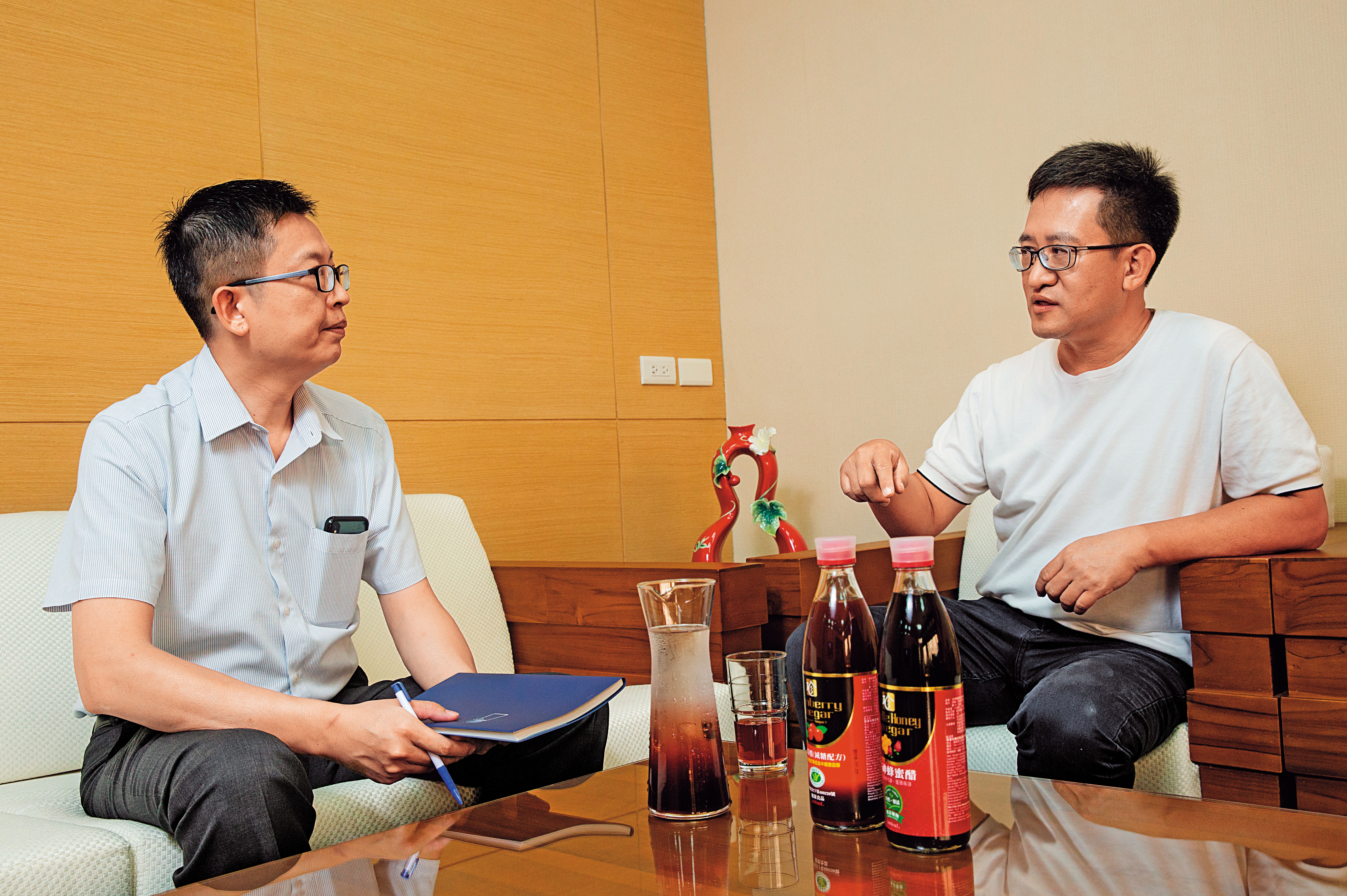江中琨（右）預估，在健康議題加持下，今年營收將出現爆發性成長。
