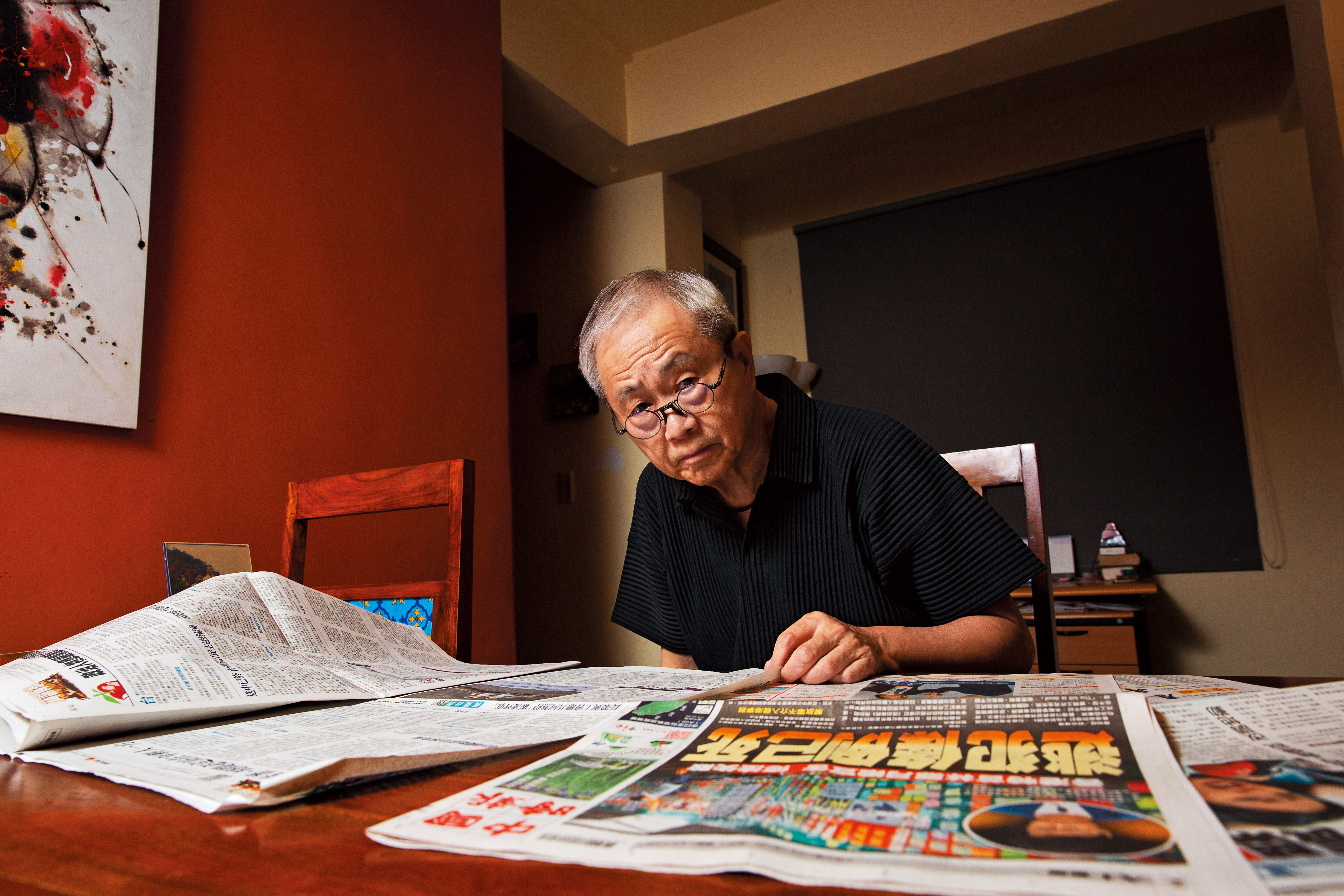 這天我們在卜大中家中一同翻閱報紙，《中國時報》頭版標題是「逃犯條例已死」。卜大中說：「這不是真的，她（香港特首林鄭月娥）現在把這一關度過了，再悄悄地通過。」