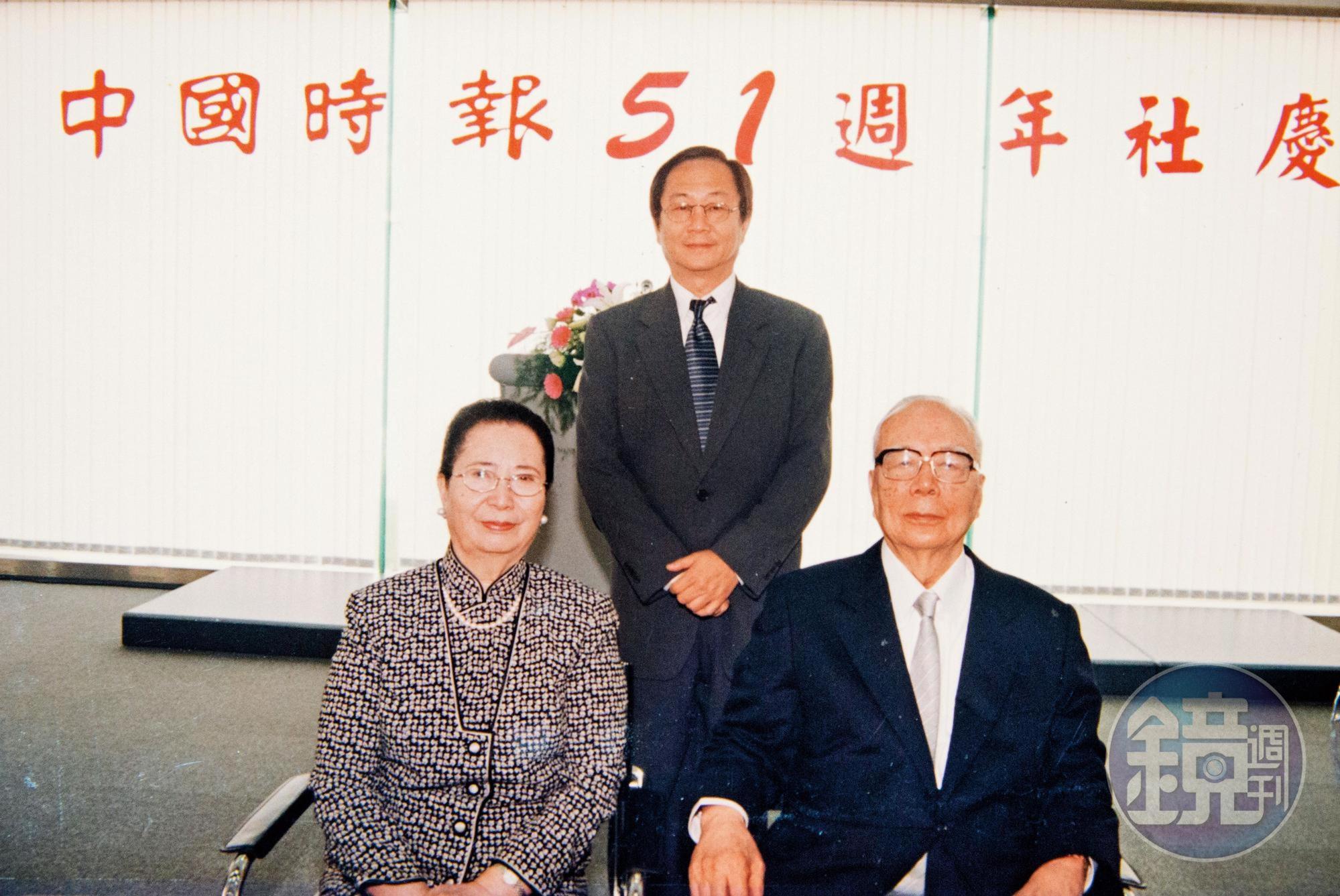 2001年，余紀忠夫婦（前）與卜大中（後）的合照。（卜大中提供）