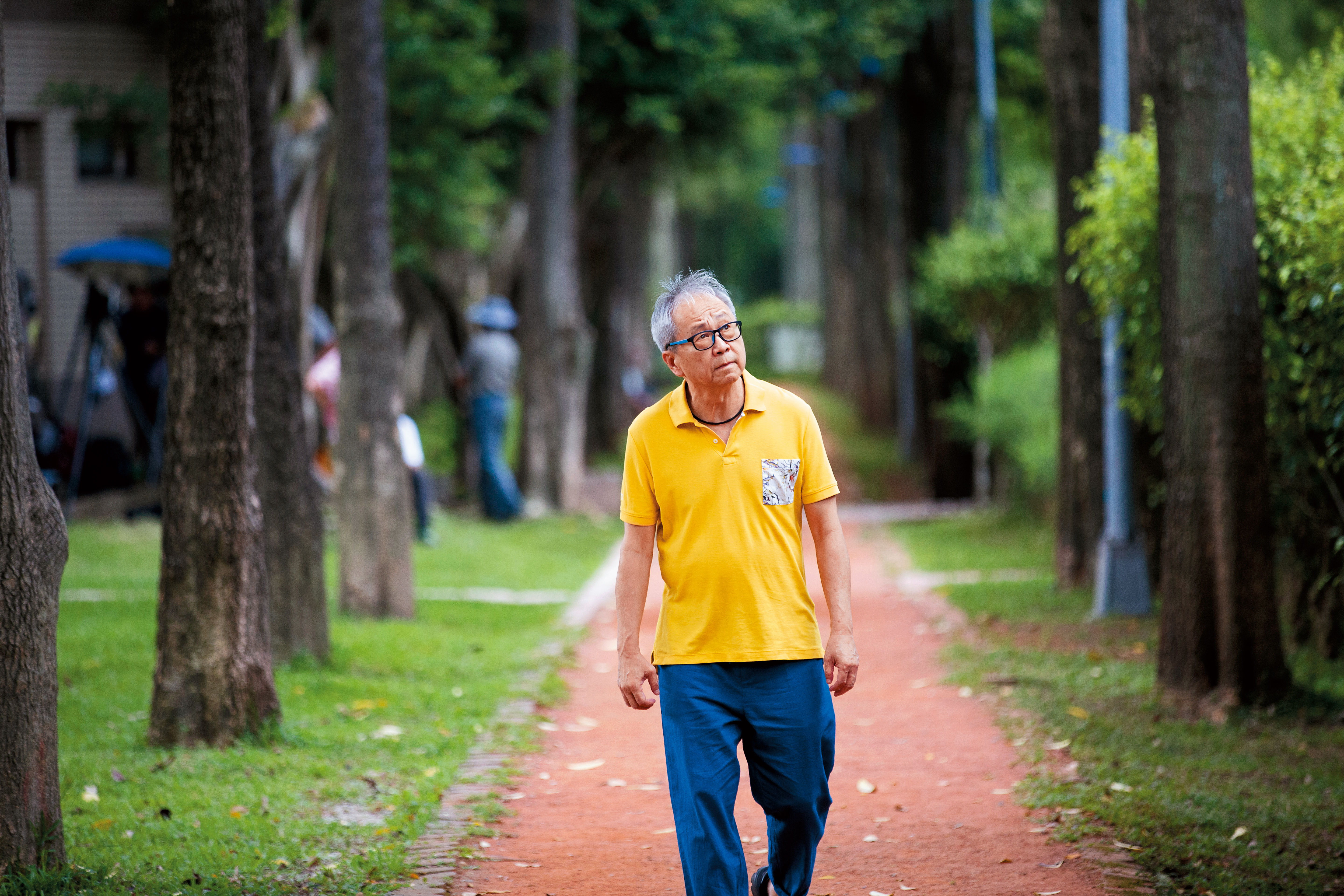 退休後，儘管雙手因帕金森氏症顫抖，電腦打字艱難，但卜大中仍未停筆，每天也都到大安森林公園運動。