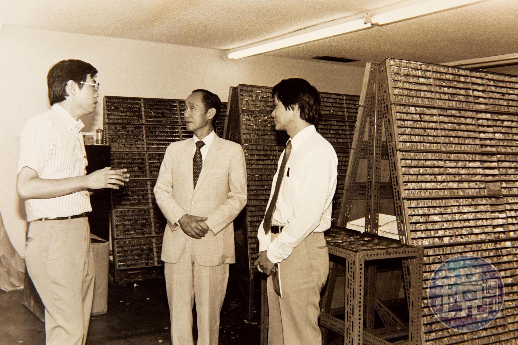 《美洲中國時報》1982年創立，後因報導江南案是政治謀殺，在政治壓力下關報。圖為紐約的排字房，余紀忠長子余啟成（左）、國民黨文工會主任楚崧秋（中）、卜大中（右）。（卜大中提供）