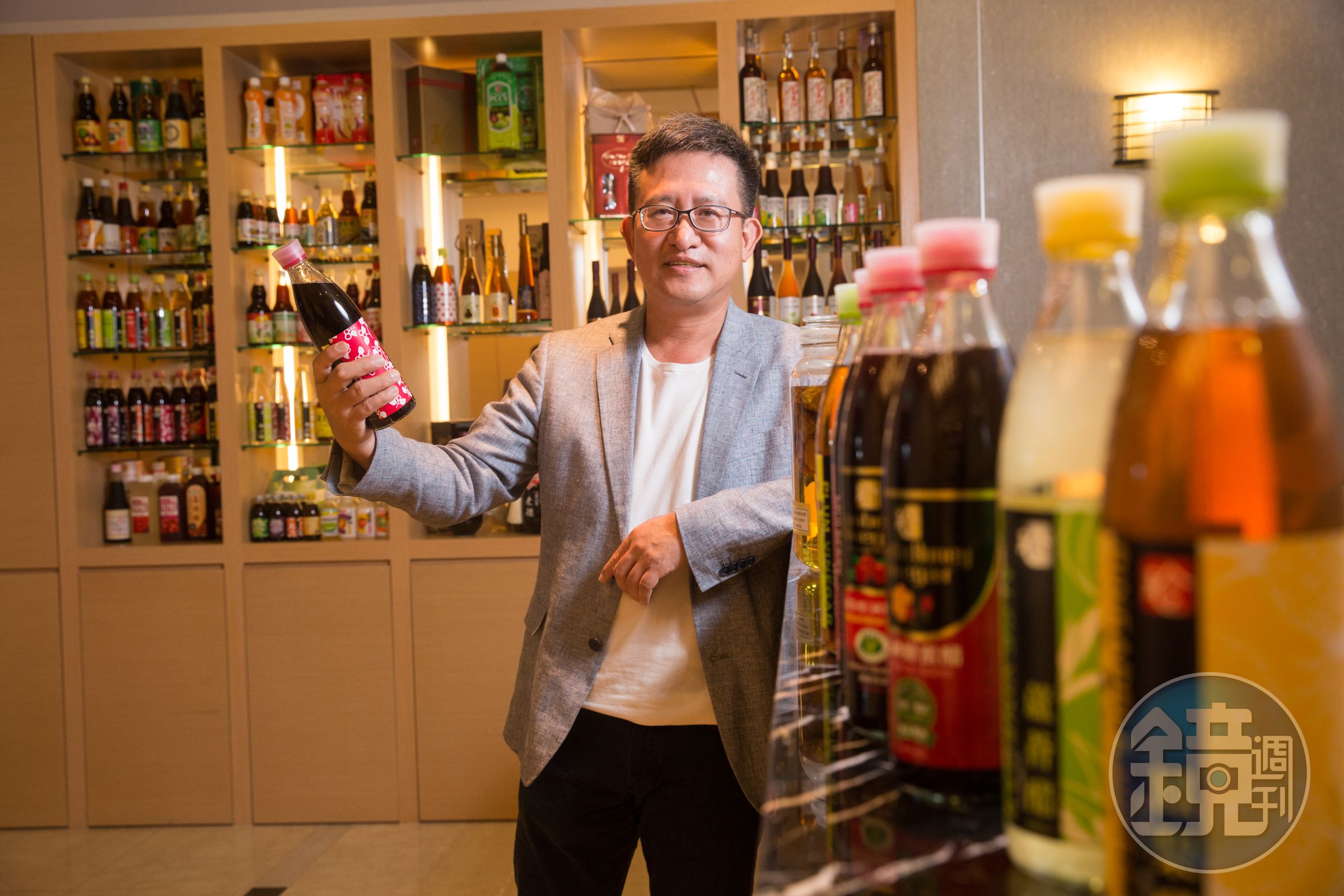 二十多年前，大學畢業的江中琨回家接班，切入量販領域帶動業績快速成長。