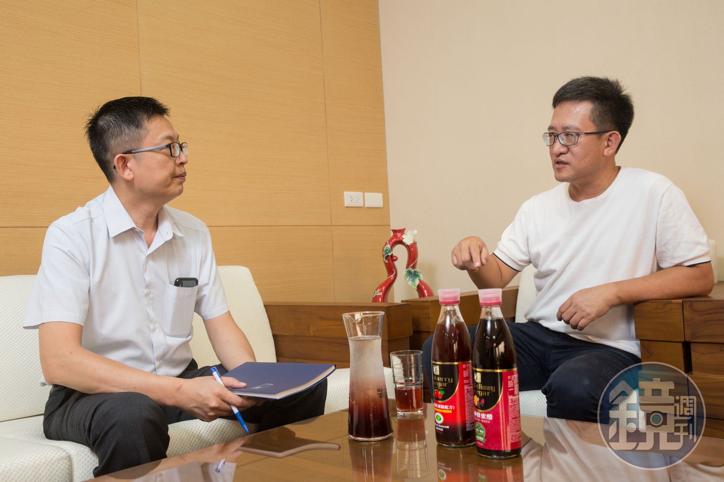 百家珍的員工年資多數為10年起跳，董事長江中琨（右）靠旅遊與支持在職進修，留住員工的心。