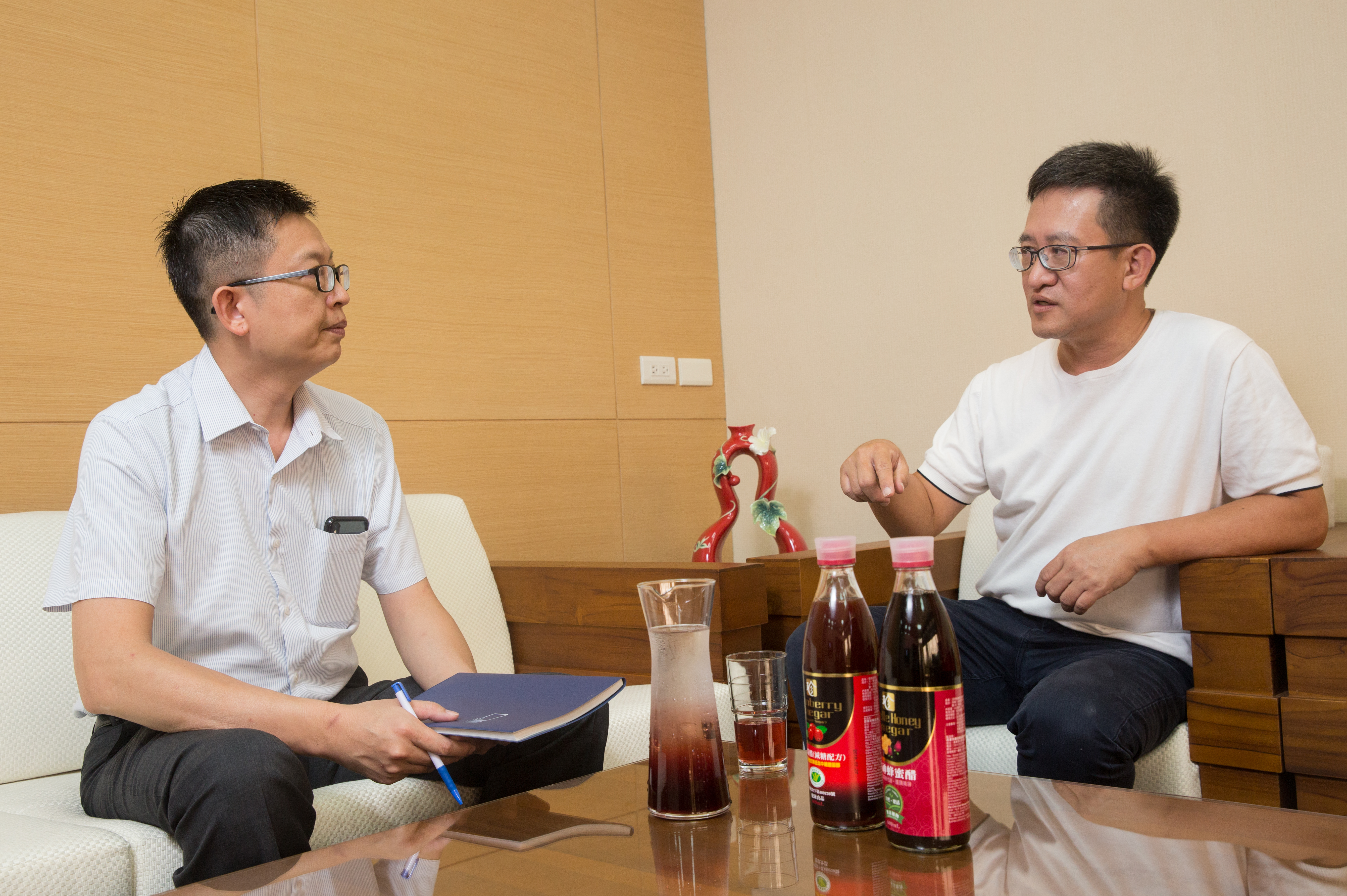 百家珍的員工年資多數為10年起跳，董事長江中琨（右）靠旅遊與支持在職進修，留住員工的心。