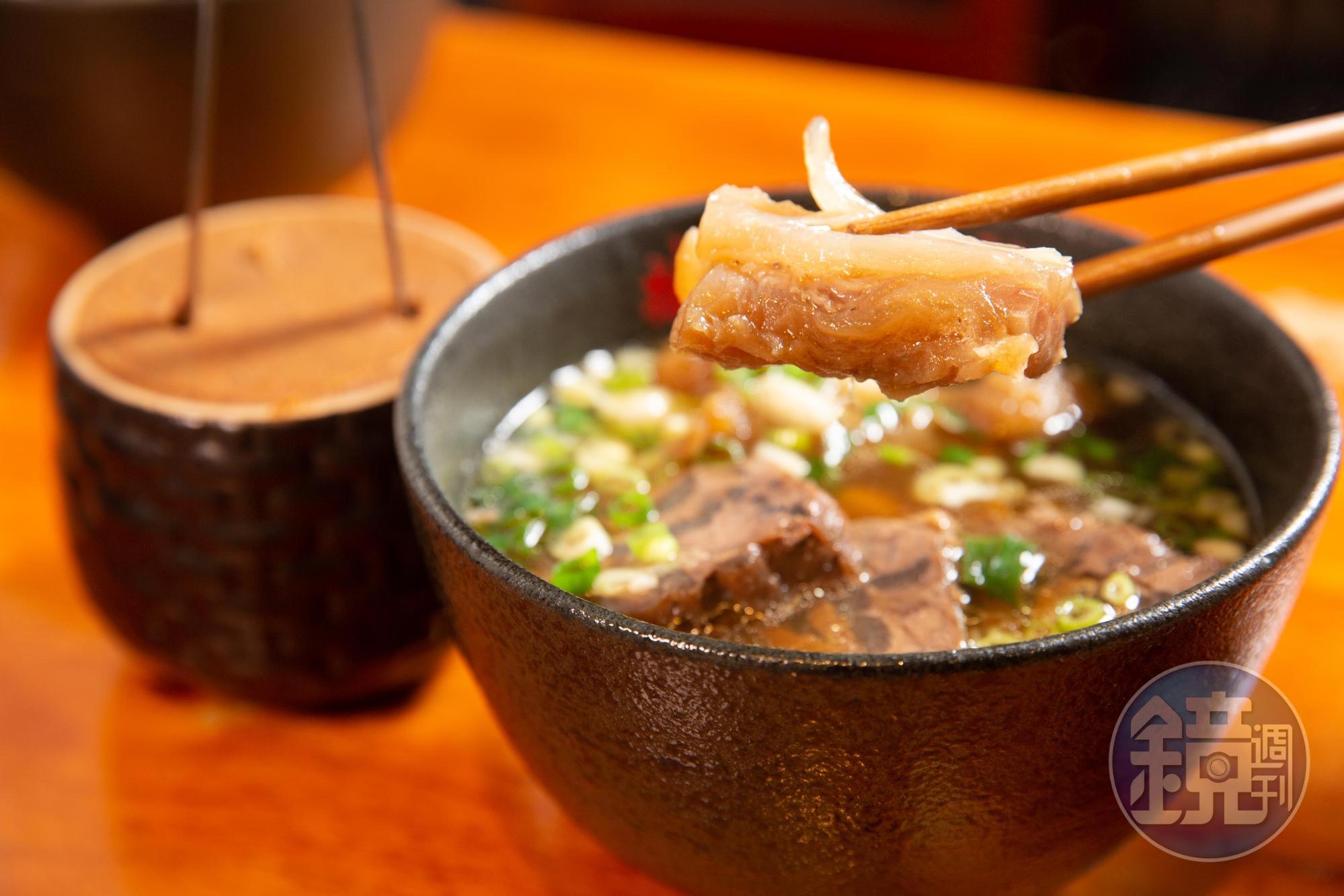 說起美食,江中琨最愛位於八德路上的林東芳牛肉麵,圖為店內招牌半筋半肉麵。(270元/大碗)