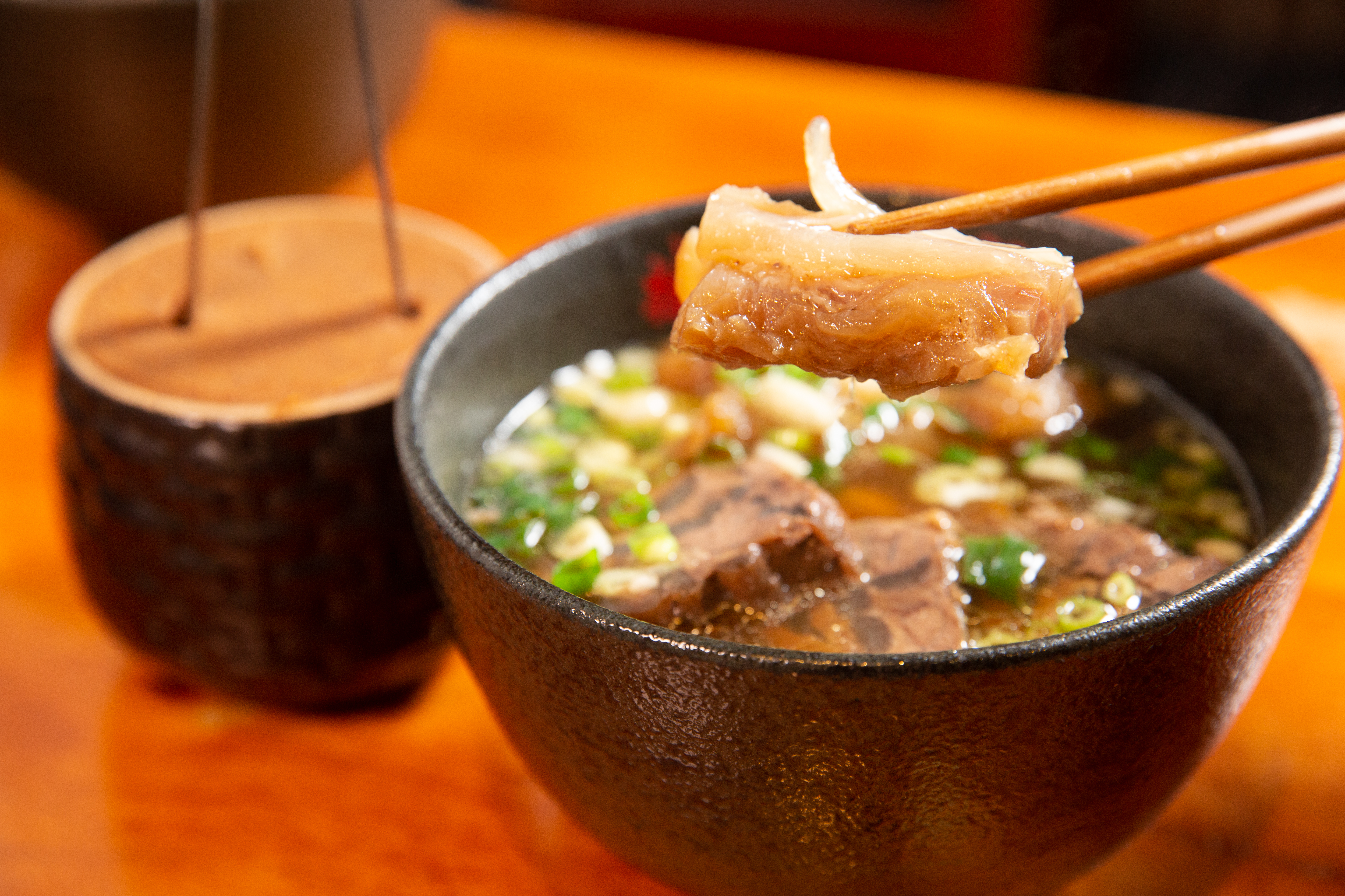 說起美食，江中琨最愛位於八德路上的林東芳牛肉麵，圖為店內招牌半筋半肉麵。（270元／大碗）