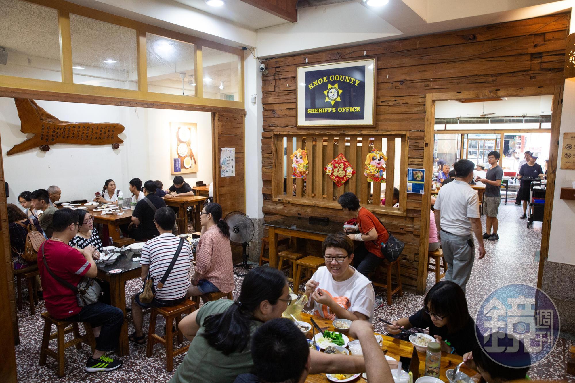 無論平日或週休假期,林聰明砂鍋魚頭店內總是有著滿滿的用餐人潮。