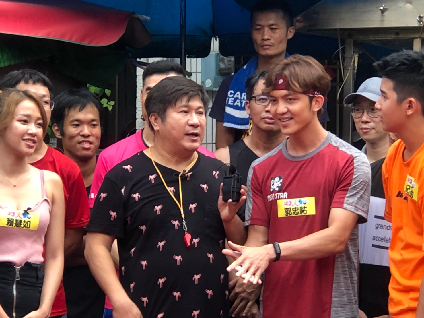 郭忠祐常在現場被鄉親抗議「拒挑戰」被封為「過關機器」，但儘管如此瓜哥想盡辦法給他表現機會給獎金，郭忠祐感謝的說：「沒有瓜哥，演藝之路真的蠻難再繼續下去。」（民視提供）