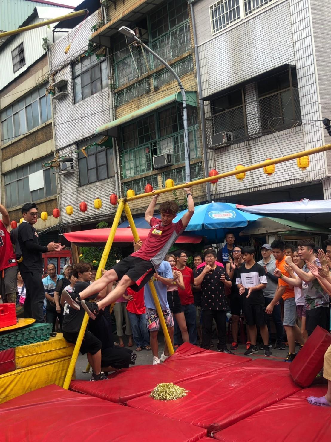 郭忠祐國立台灣體育運動大學畢業，優異體能與毅力，屢屢在節目創下過關佳績。（民視提供）