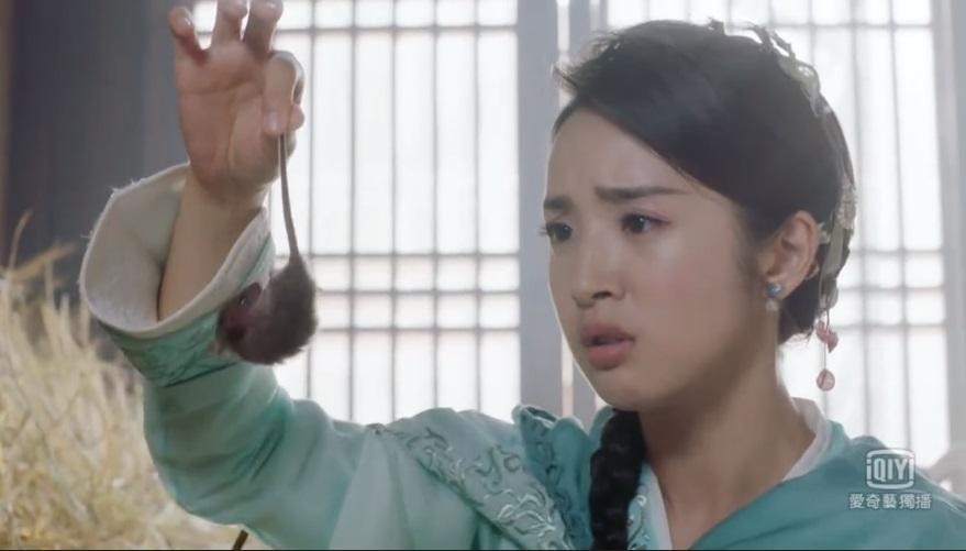 林依晨在《小女花不棄》中為戲徒手抓老鼠，讓觀眾驚呼敬業。（翻攝自愛奇藝）