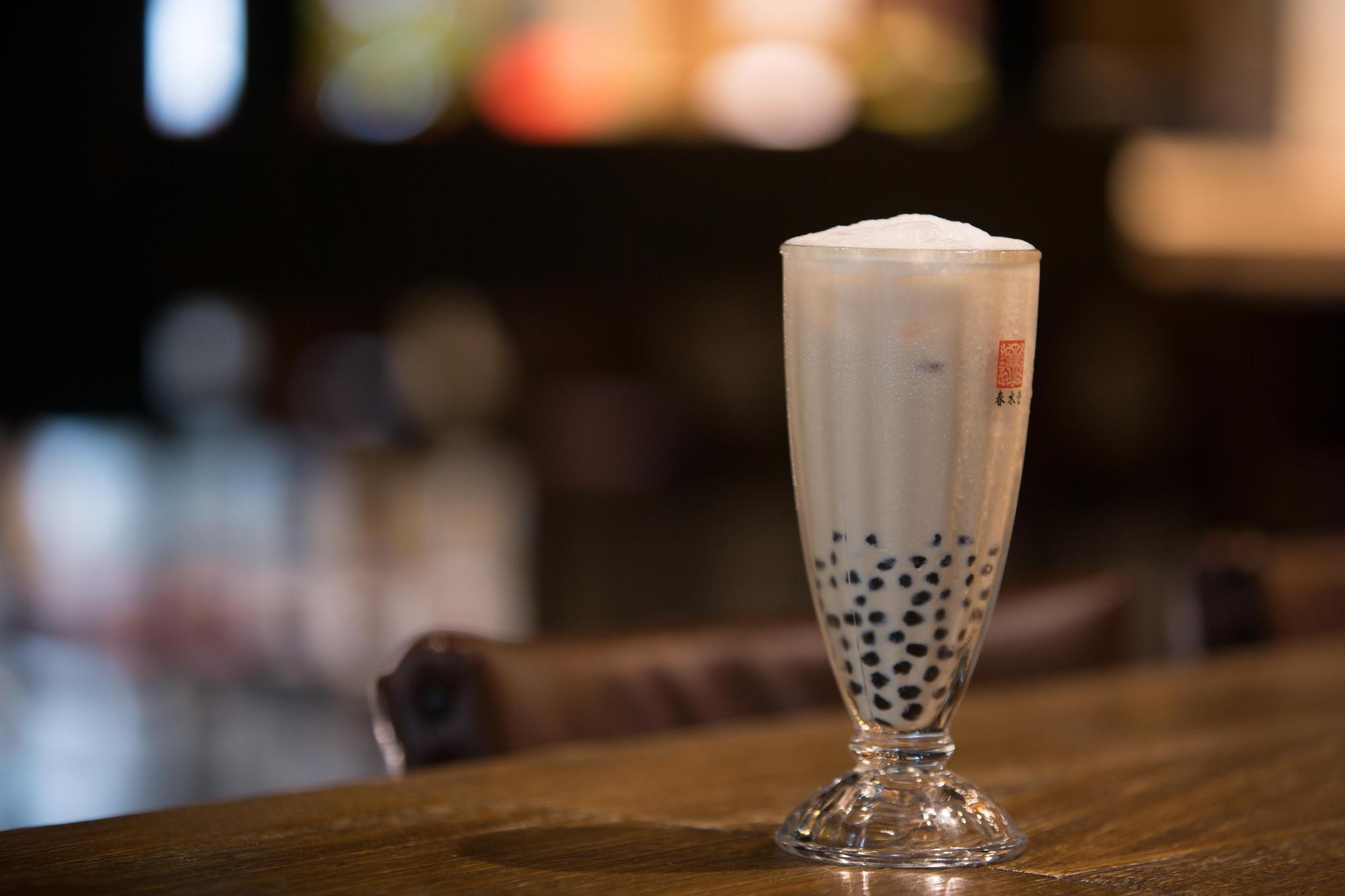 國內兩大品牌春水堂與翰林茶館為珍奶爭訟10年，結果無人勝出。（東方IC）