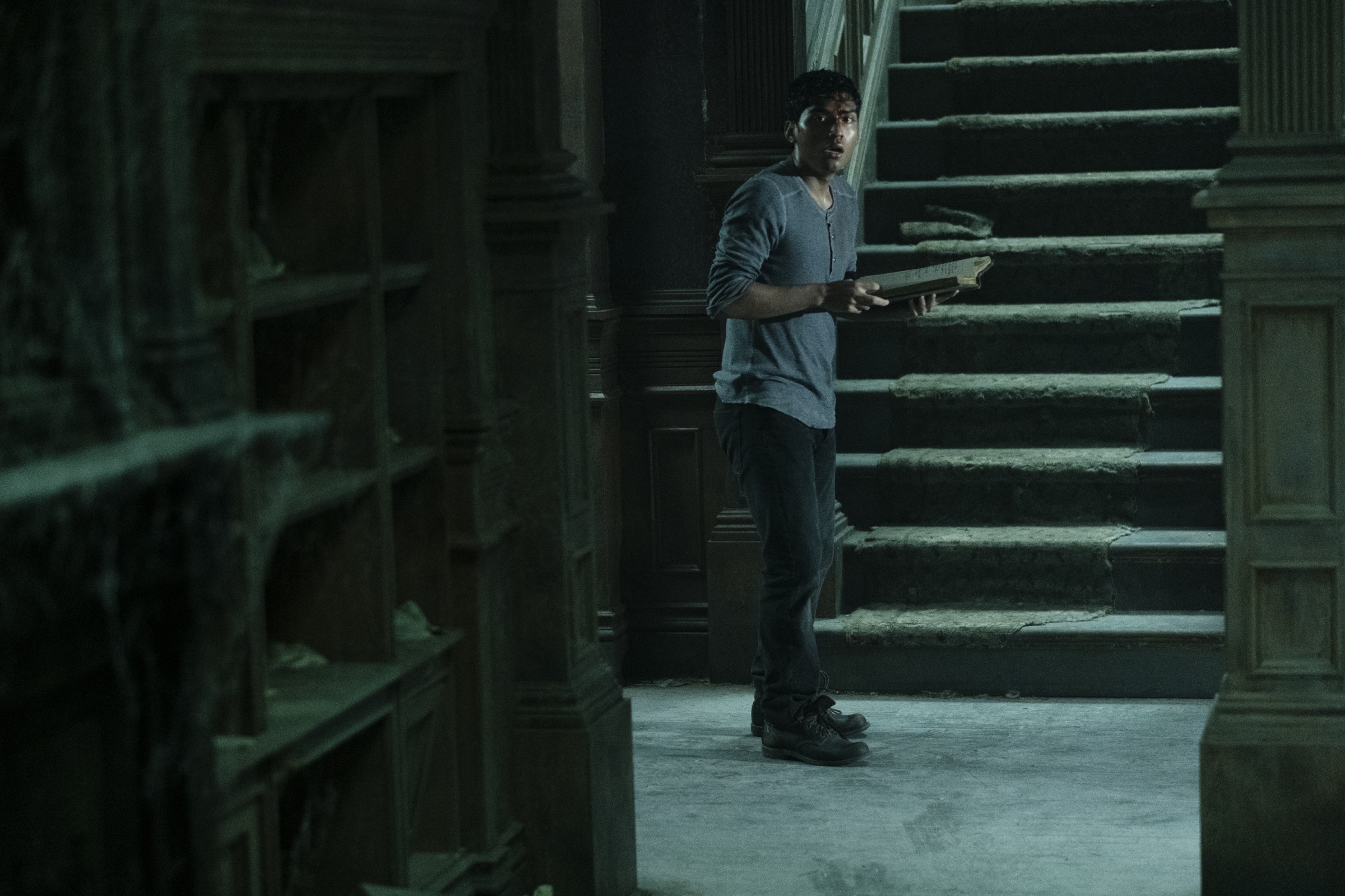 男星麥可加爾薩在片中被鬼怪「咆嘯人」追殺，他表示對此有心理陰影，第一次與對方對戲時就差點被嚇哭。（甲上提供）