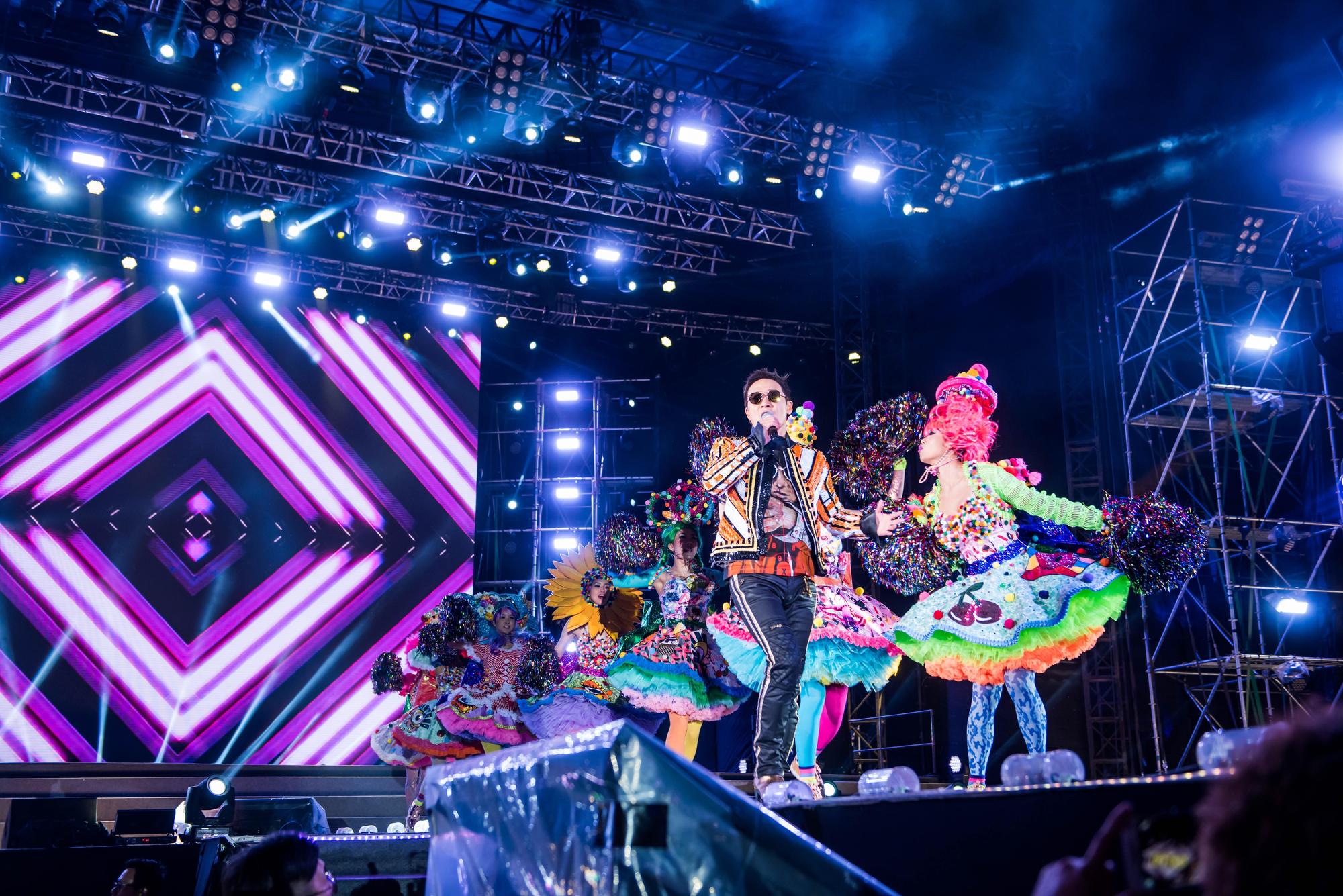 《黎明Leon Metro Live 2.0》演唱會，絢麗的舞台視覺效果，如同置身霓虹都市。（太陽娛樂提供）