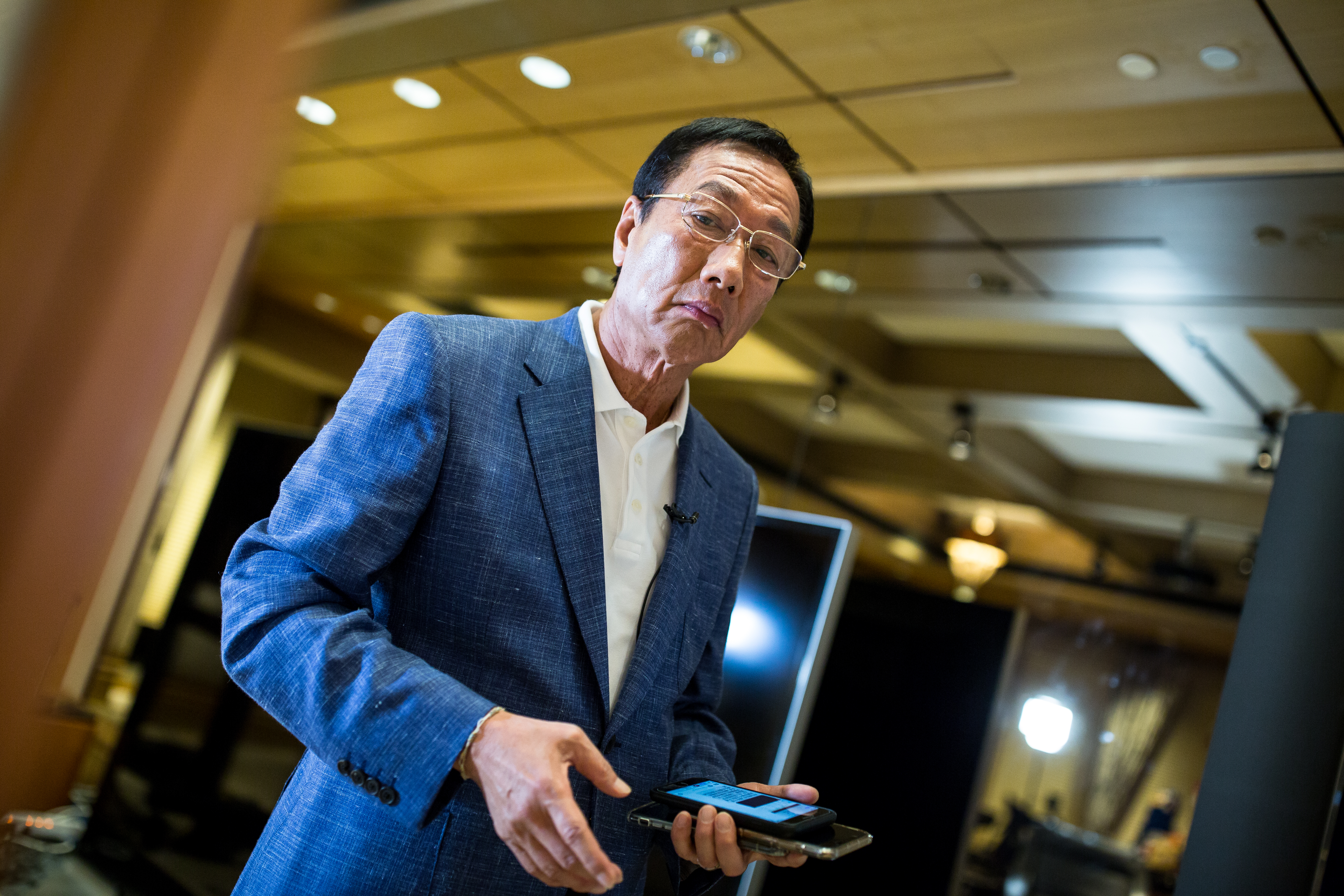 出國散心兩個禮拜的鴻海集團創辦人郭台銘，今日下午返台飛抵松山機場。圖為本刊資料照。