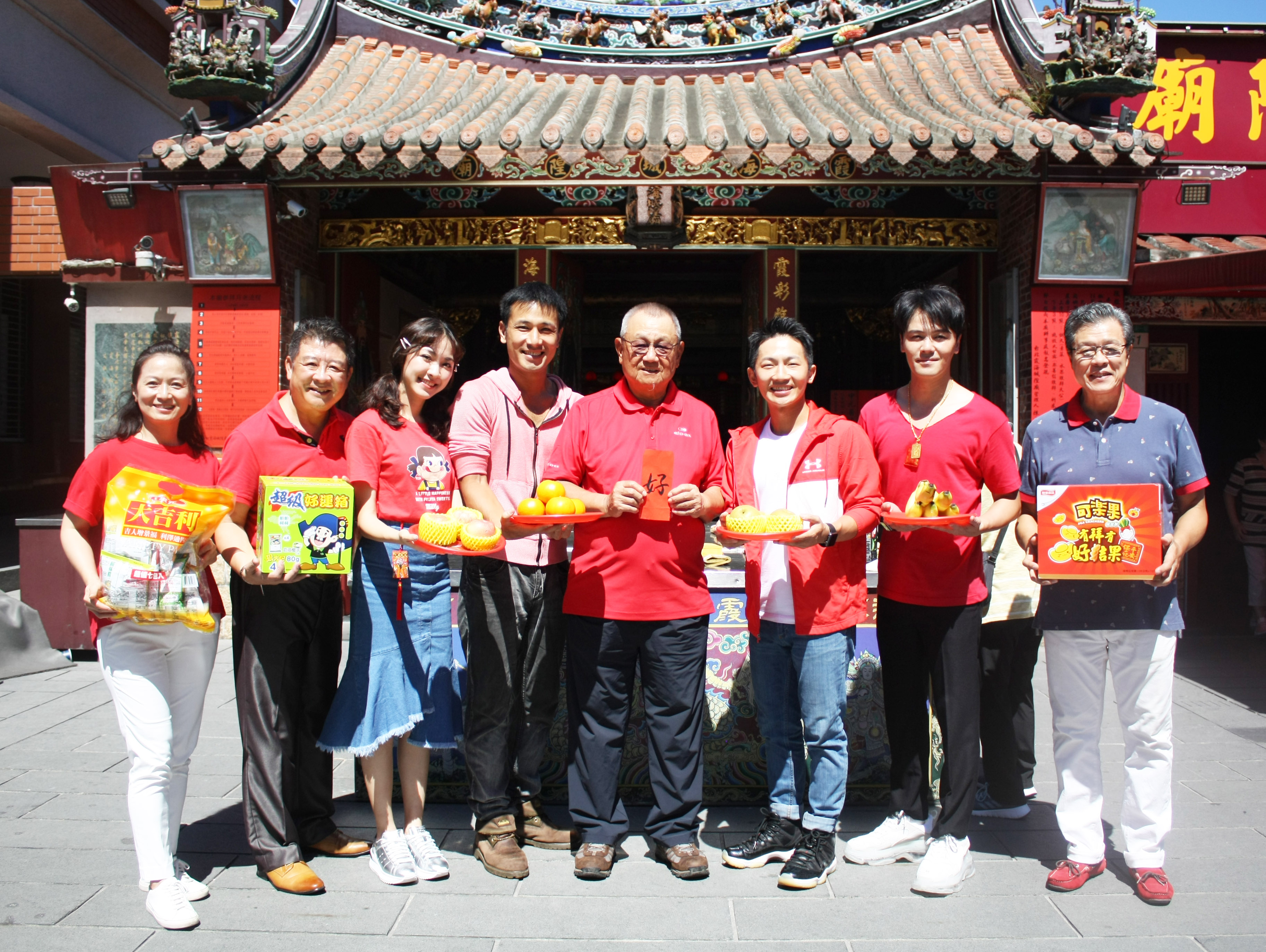 《苦力》演員奉上香蕉（招）、梨子（來）、紅包袋（好）、橘子（結）、蘋果（果），祈願收視率步步高升。