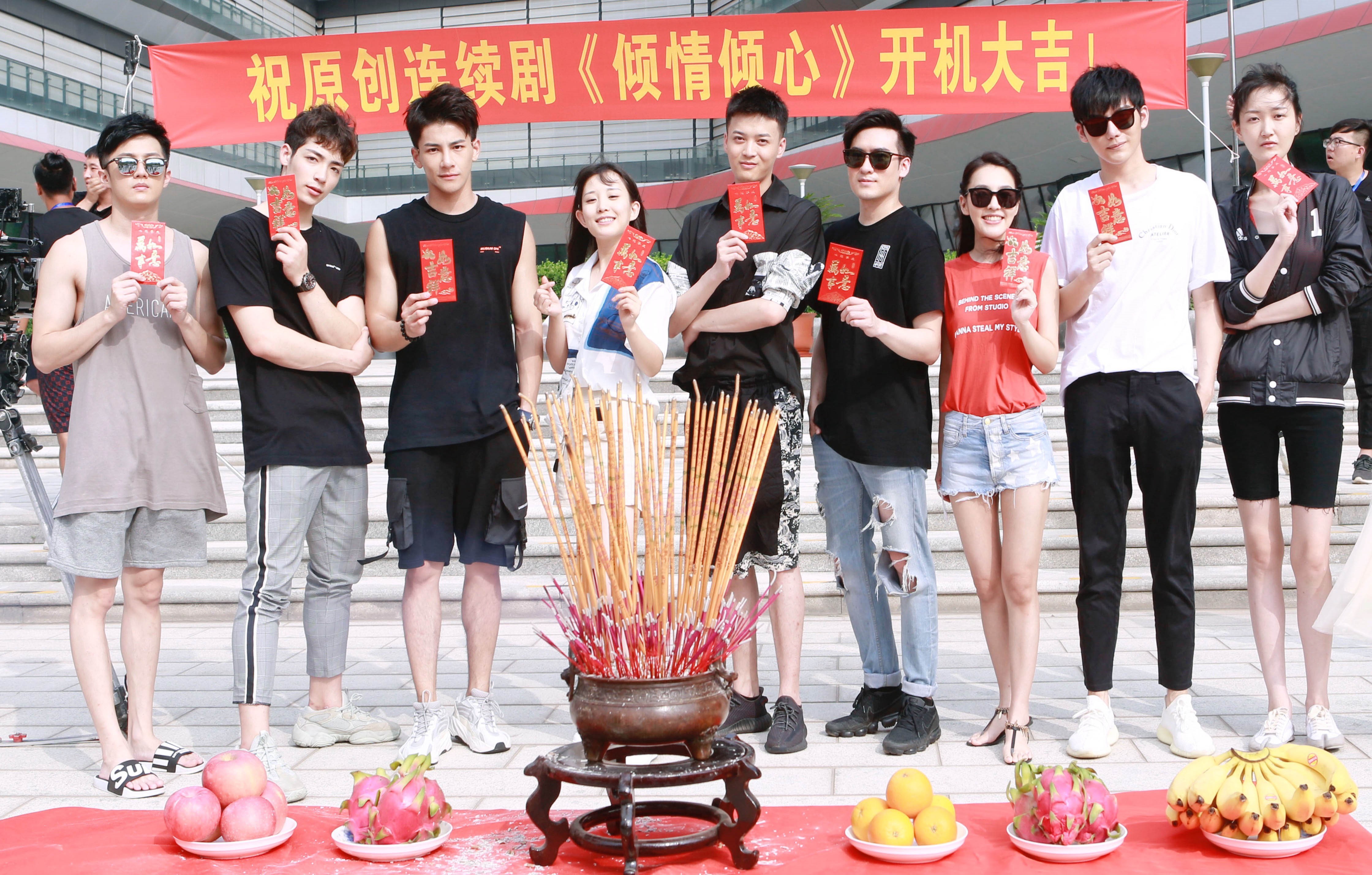 沈建宏偕同師弟師妹張又瑋（左3）、黃士杰（左2）、艾永樂（右1）、蔡詩羽（右2）、陳皓宇（左1）出席《傾情傾心》開機儀式。（達騰娛樂提供）