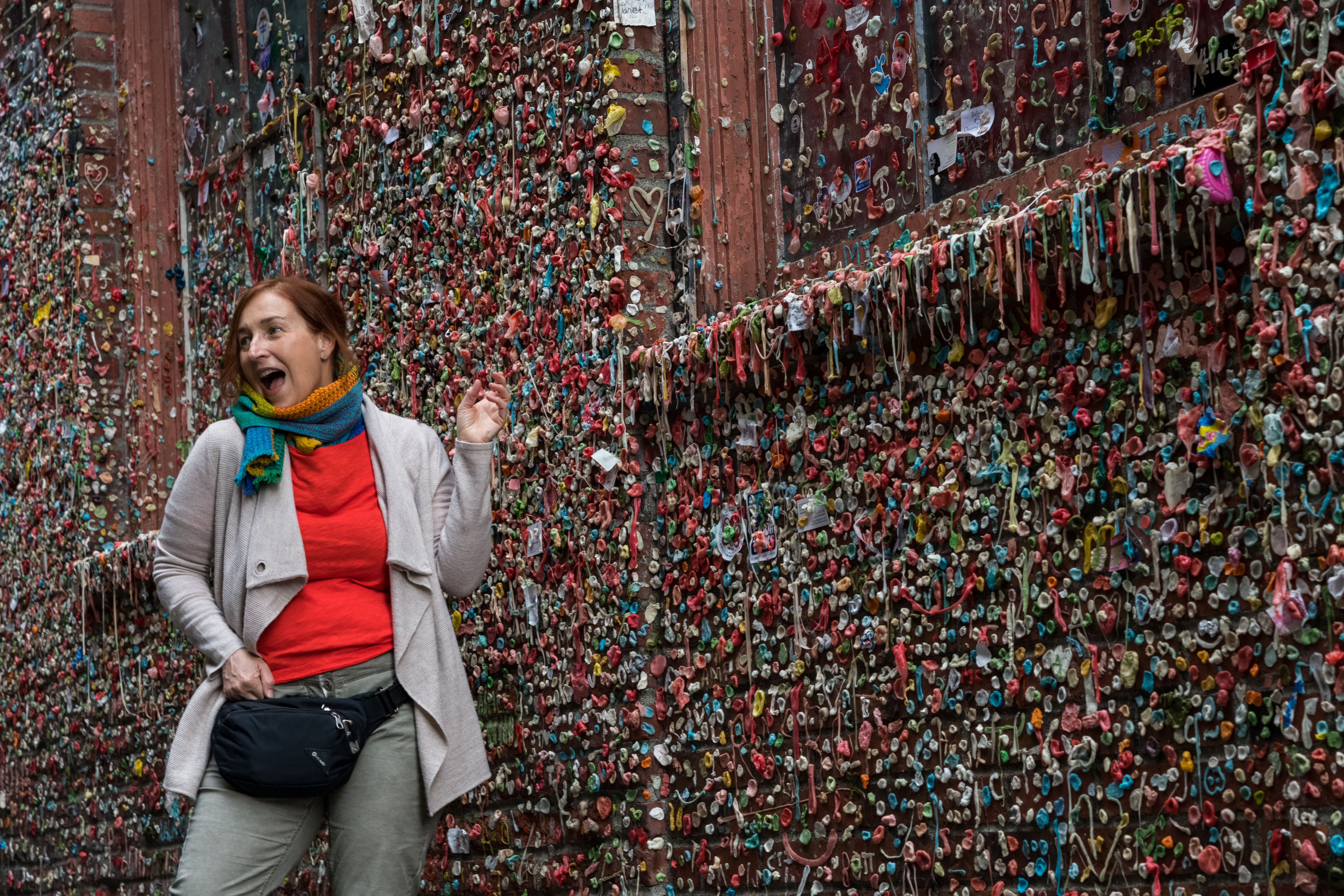 西雅圖的「口香糖牆」可說是遊客集體創作的裝置藝術，遊客合照時都會做出驚嚇表情。