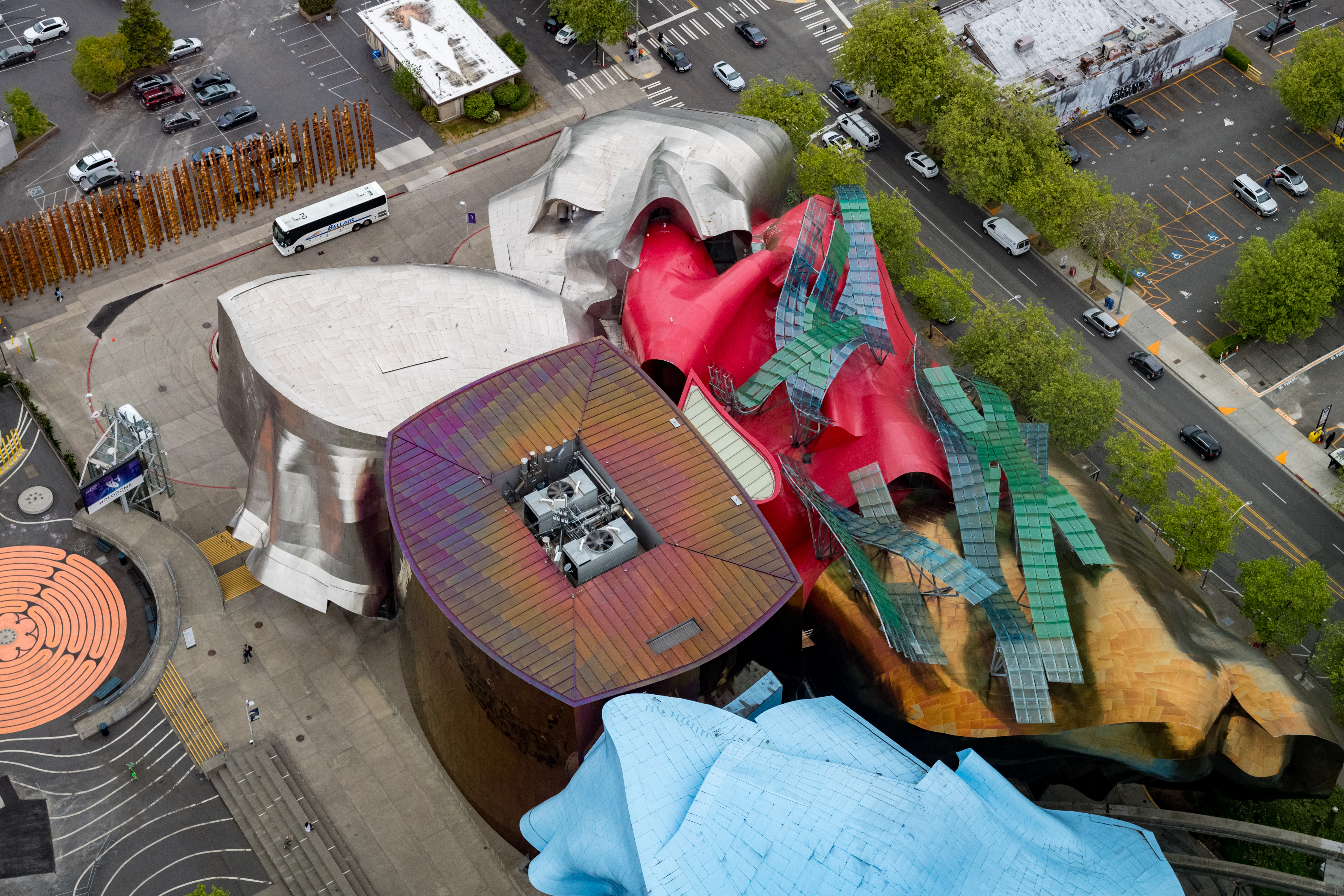 有人認為Frank Gehry為MoPOP設計的是世界上最醜的建築，也有人認為這是最奇幻的建築。