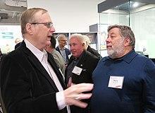 保羅艾倫（左）與Steve_Wozniak在同樣是他創立的博物館「the_Living_Computer_Museum」。（翻攝網路）