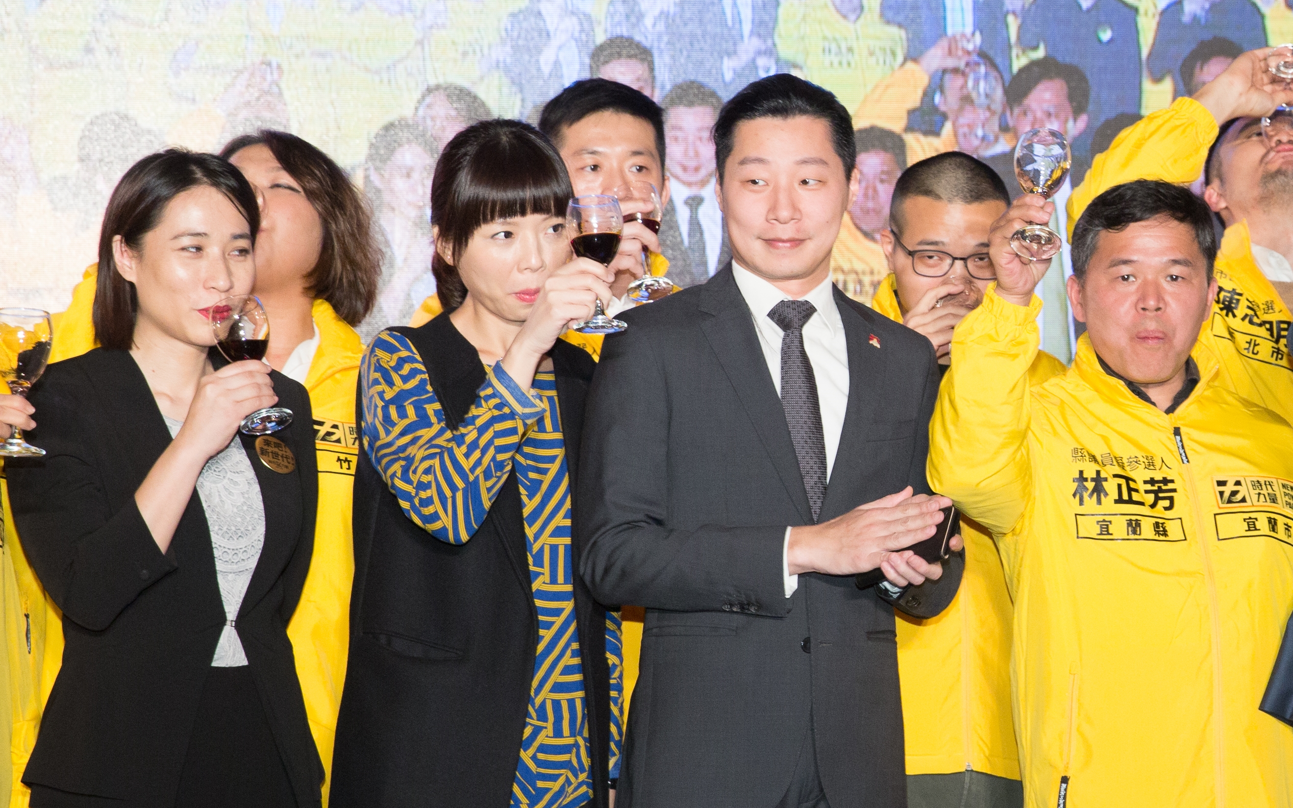 時代力量立委林昶佐（前排右二）與洪慈庸（前排右三）選區，民進黨提名策略小組定調不提名人選。