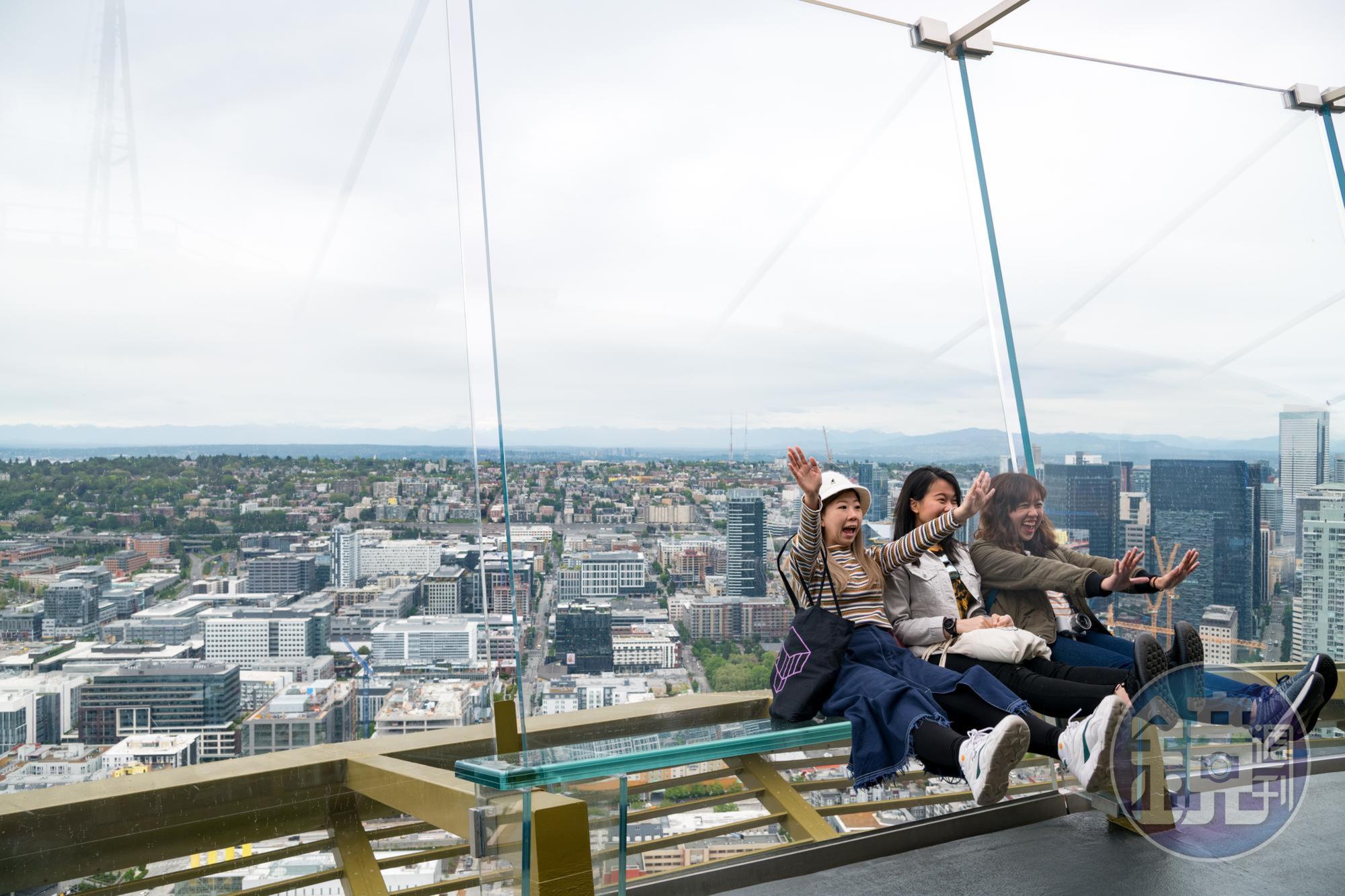 耗資整修後，如今的「Space Needle」的觀景台可緩慢旋轉，遊客能在離地159公尺處，以西雅圖的城市景觀為背景，拍下有趣合照。