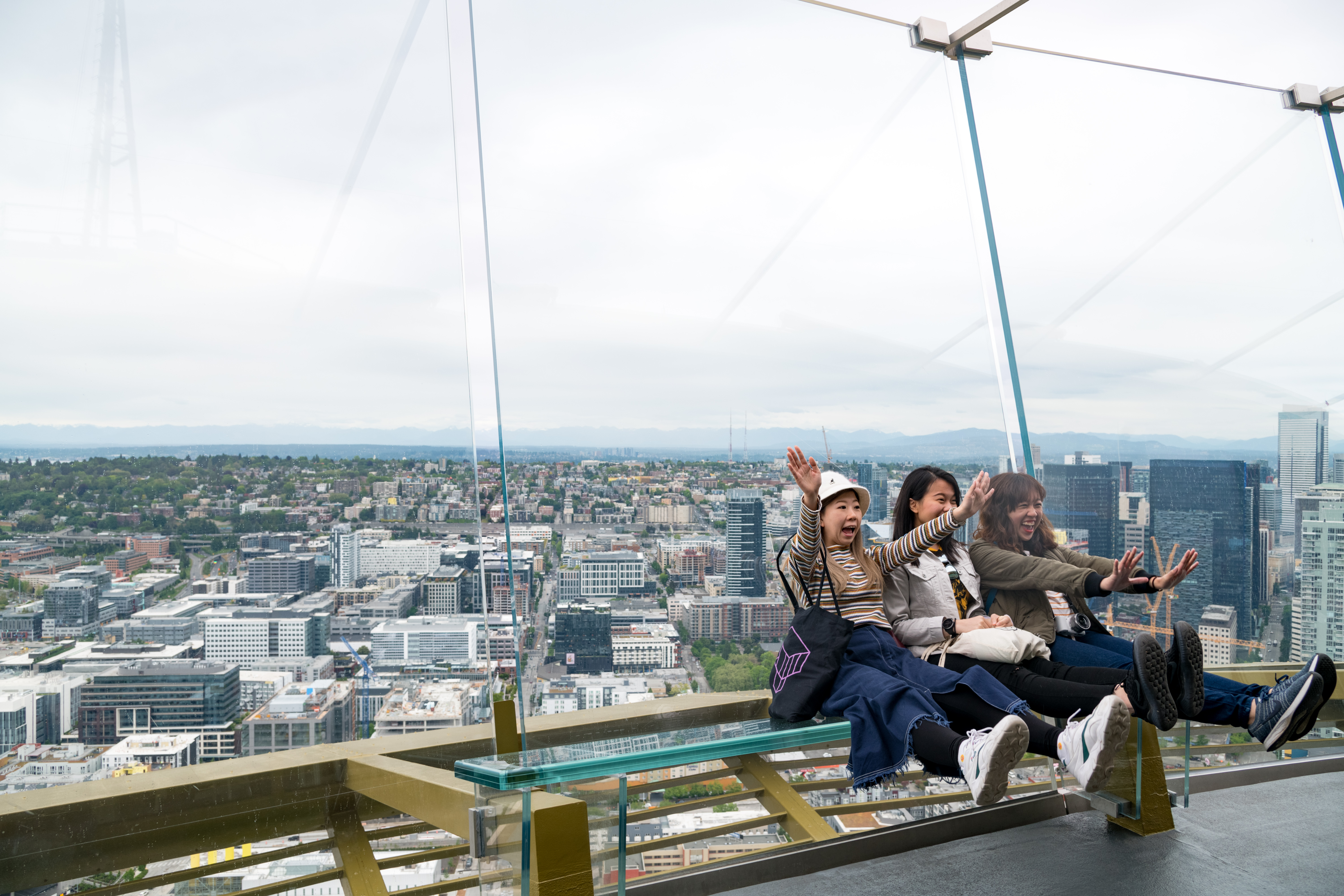 耗資整修後，如今的「Space Needle」的觀景台可緩慢旋轉，遊客能在離地159公尺處，以西雅圖的城市景觀為背景，拍下有趣合照。