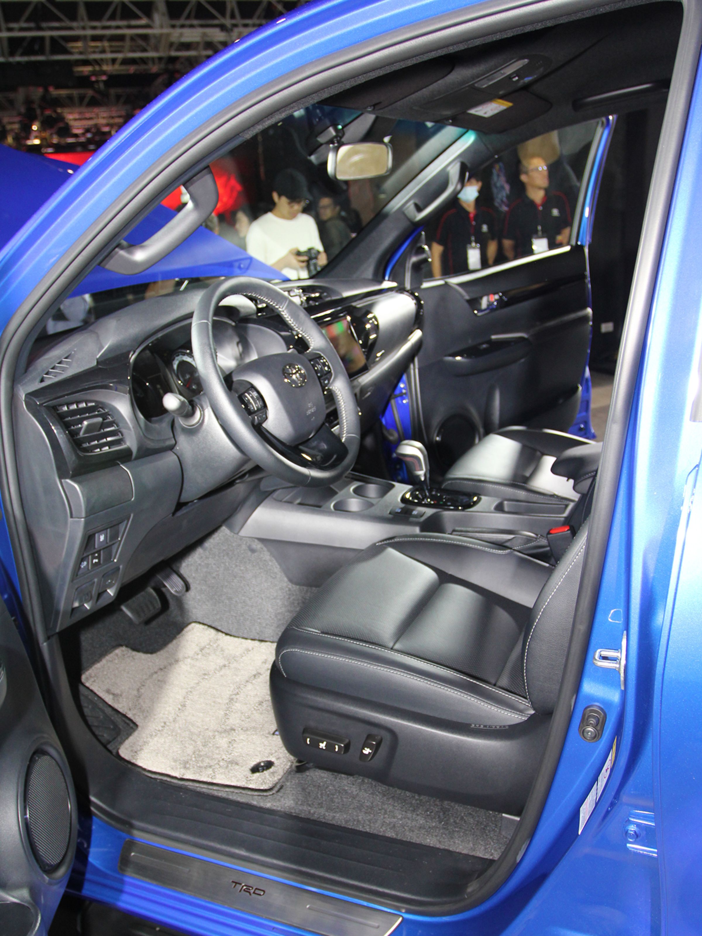 HILUX搭載多項科技及舒適配備，如TOYOTA Drive+ Connect智聯車載系統(4G旗艦版)，搭配9吋螢幕、智慧導航、一鍵救援與24小時愛車守護等便利功能，以及AUTO恆溫空調(附後座空調出風口)、8向電動調整駕駛座椅等舒適設計。