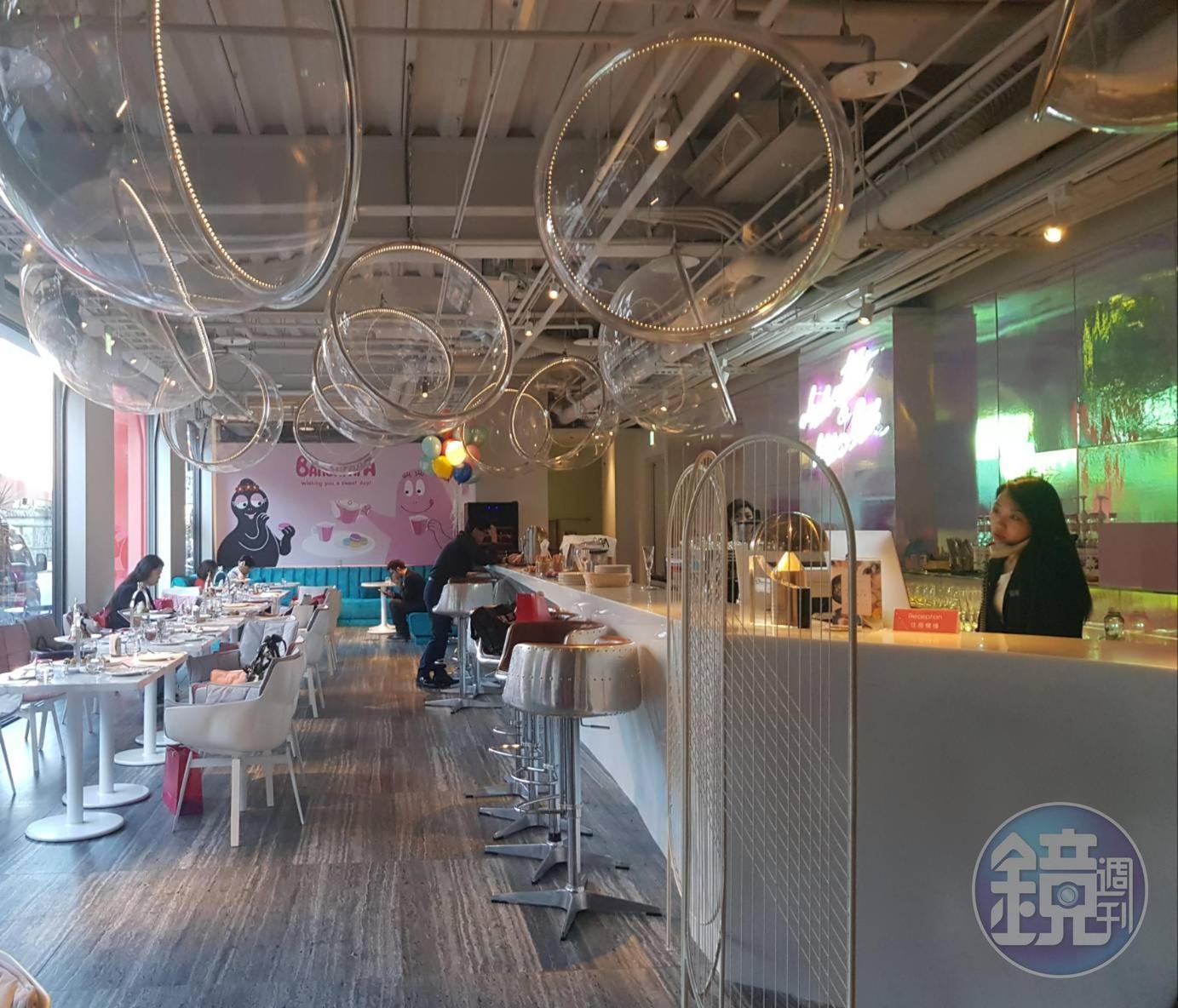 「泡泡飯店hotelpoispois」源自於pois為法文「點點」的意思，經營團隊特地遠赴美國海洋研究機構拜訪泡泡博士Dale Stokes，便遵循大師給的筆記，「晶瑩剔透的泡泡，永遠飄向最無壓的地方，呈現完全沒有聲音的真空狀態，包覆著單純與美好的幻麗，每位旅人就如同泡泡般，一進飯店身心靈全然釋放、舒適自在。」