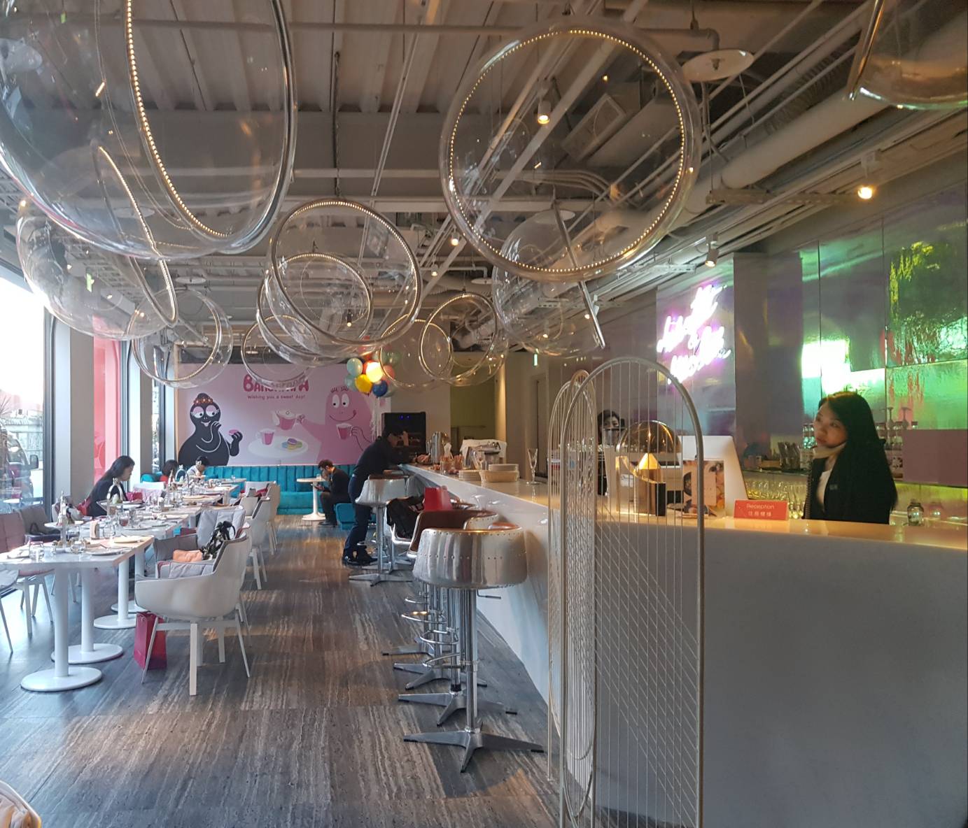 「泡泡飯店hotelpoispois」源自於pois為法文「點點」的意思，經營團隊特地遠赴美國海洋研究機構拜訪泡泡博士Dale Stokes，便遵循大師給的筆記，「晶瑩剔透的泡泡，永遠飄向最無壓的地方，呈現完全沒有聲音的真空狀態，包覆著單純與美好的幻麗，每位旅人就如同泡泡般，一進飯店身心靈全然釋放、舒適自在。」