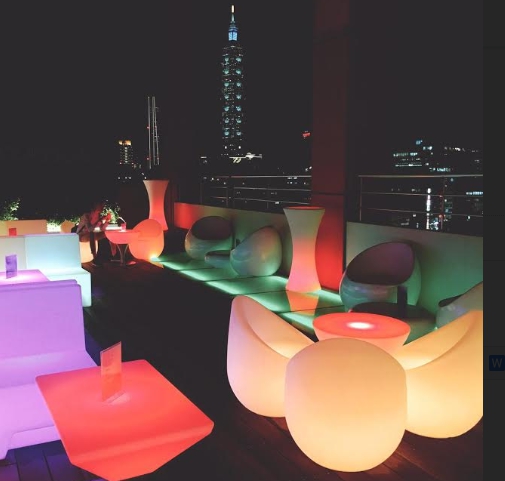 泡泡飯店的空中酒吧7月31日開幕,擁有270度無邊際視野,可一覽台北101與城市夜景。(業者提供)