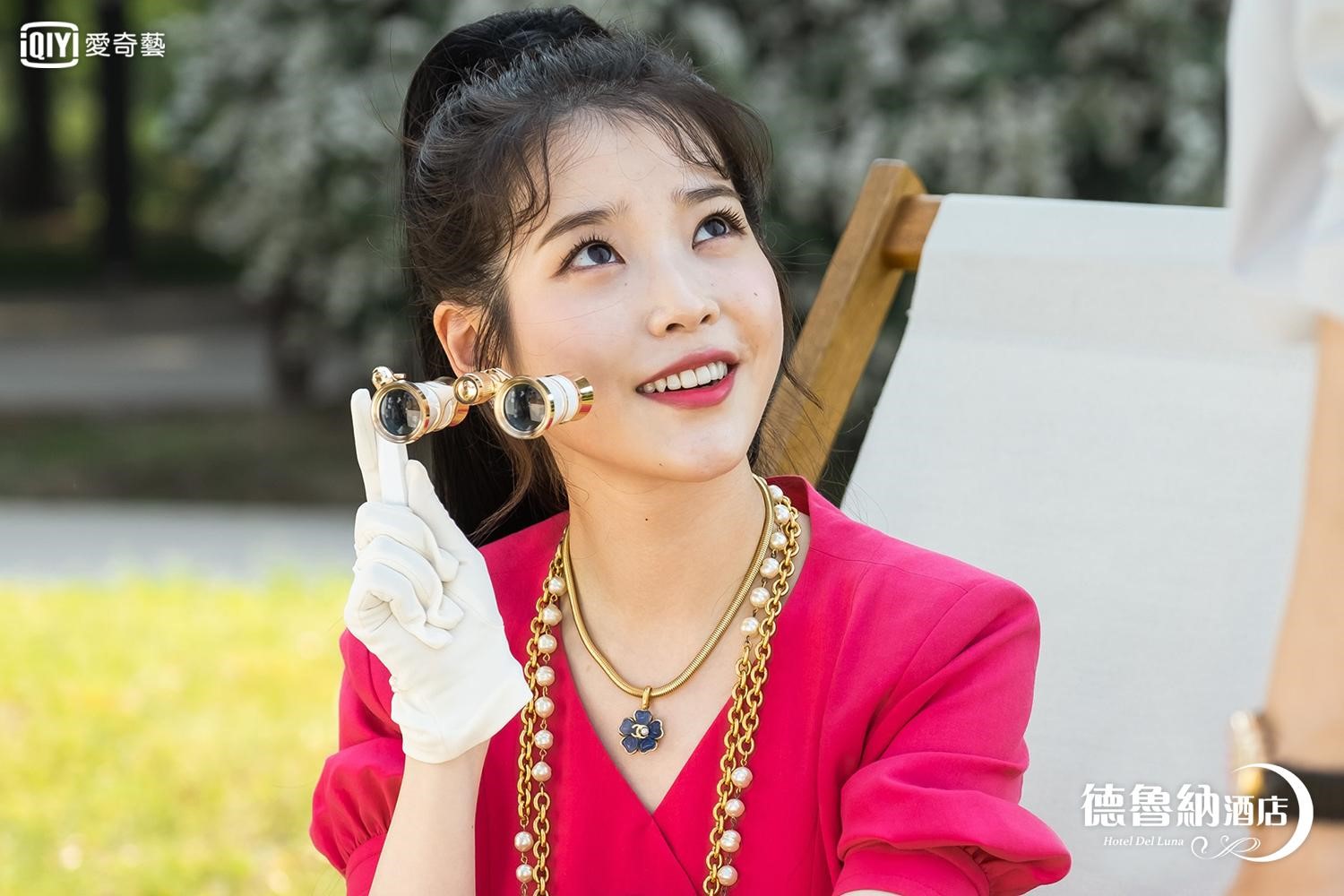 演歌雙棲的IU在新劇《德魯納酒店》扮演飯店社長，多套華服看得令人眼花撩亂。（愛奇藝台灣站提供）