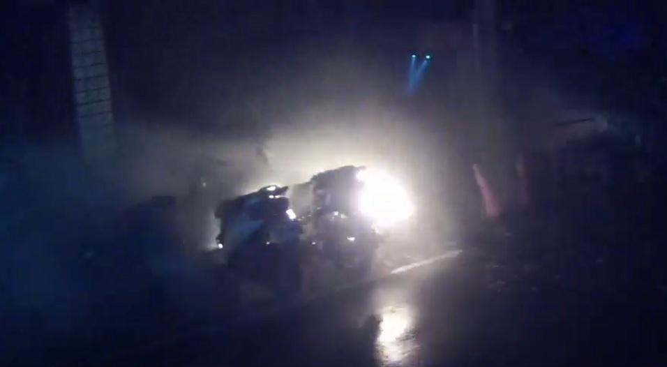 警消在撲滅火勢後，清理火場發現至少有9部機車遭焚毀。（翻攝畫面）