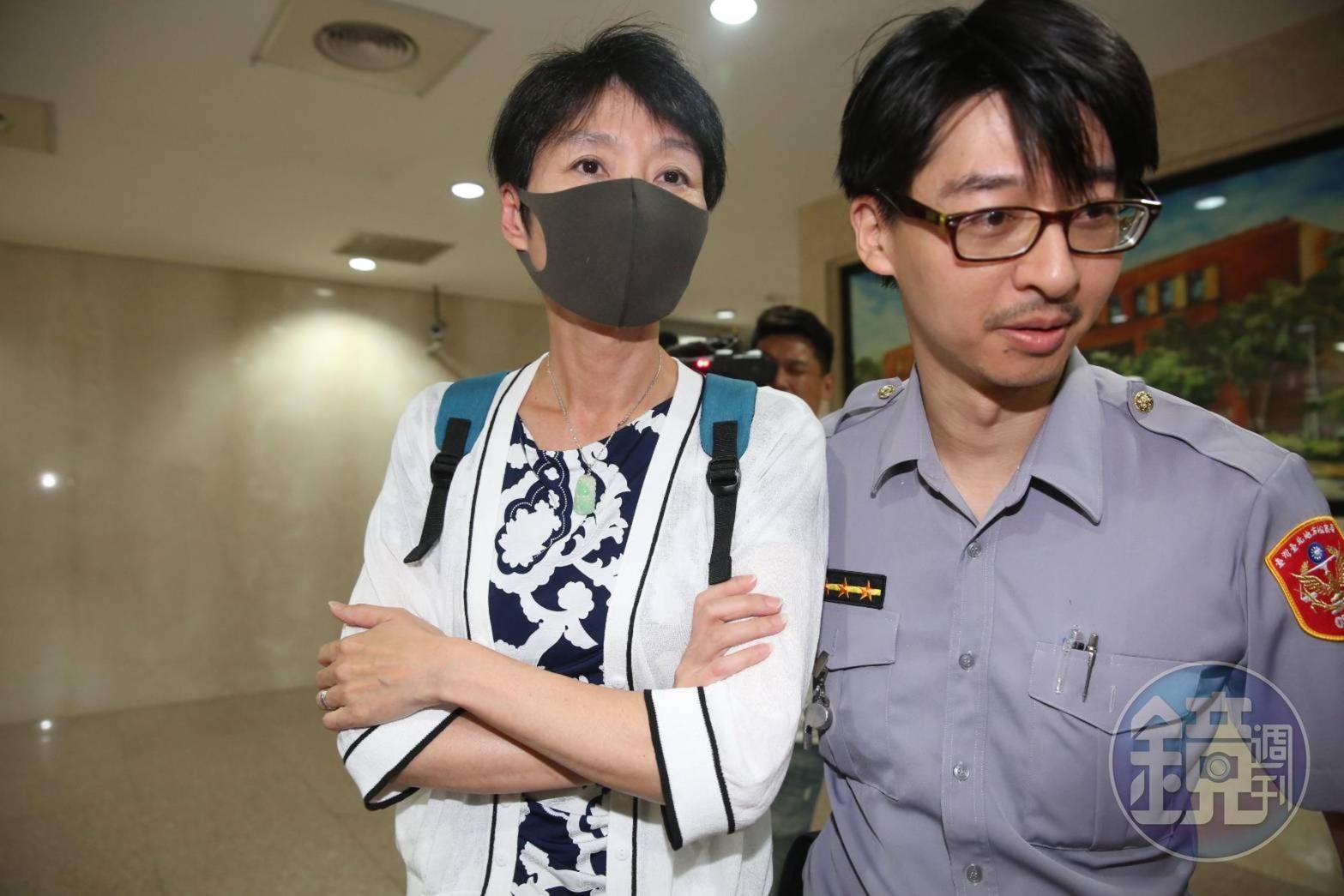 華航空品處協理于堯等10名員工被依證人身分傳訊,面對記者詢問不發一語,訊後請回。