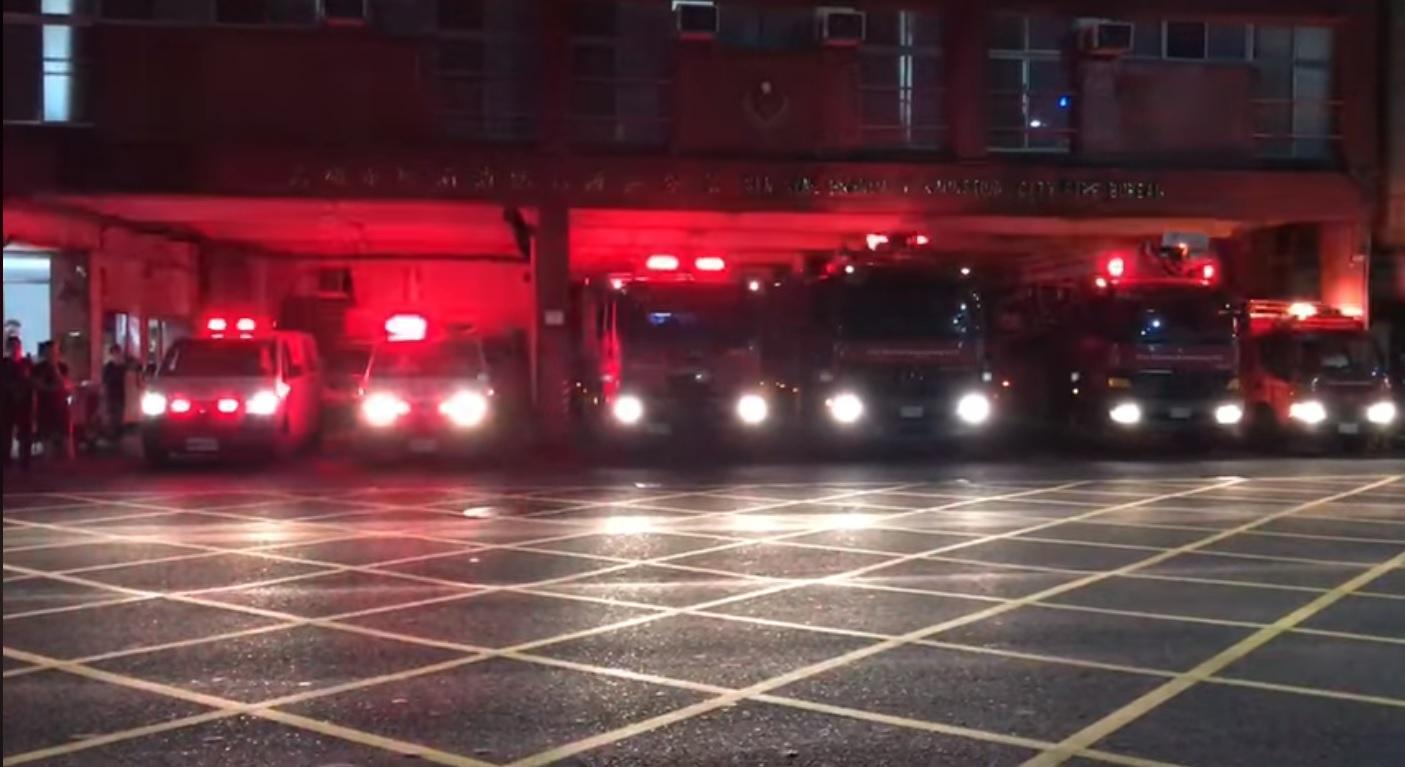 高雄氣爆5年了，新興分隊在每年7月31日深夜都會將消防、救護車輛警示燈打開，閃燈鳴笛致敬。（翻攝自消防英雄聯盟臉書）