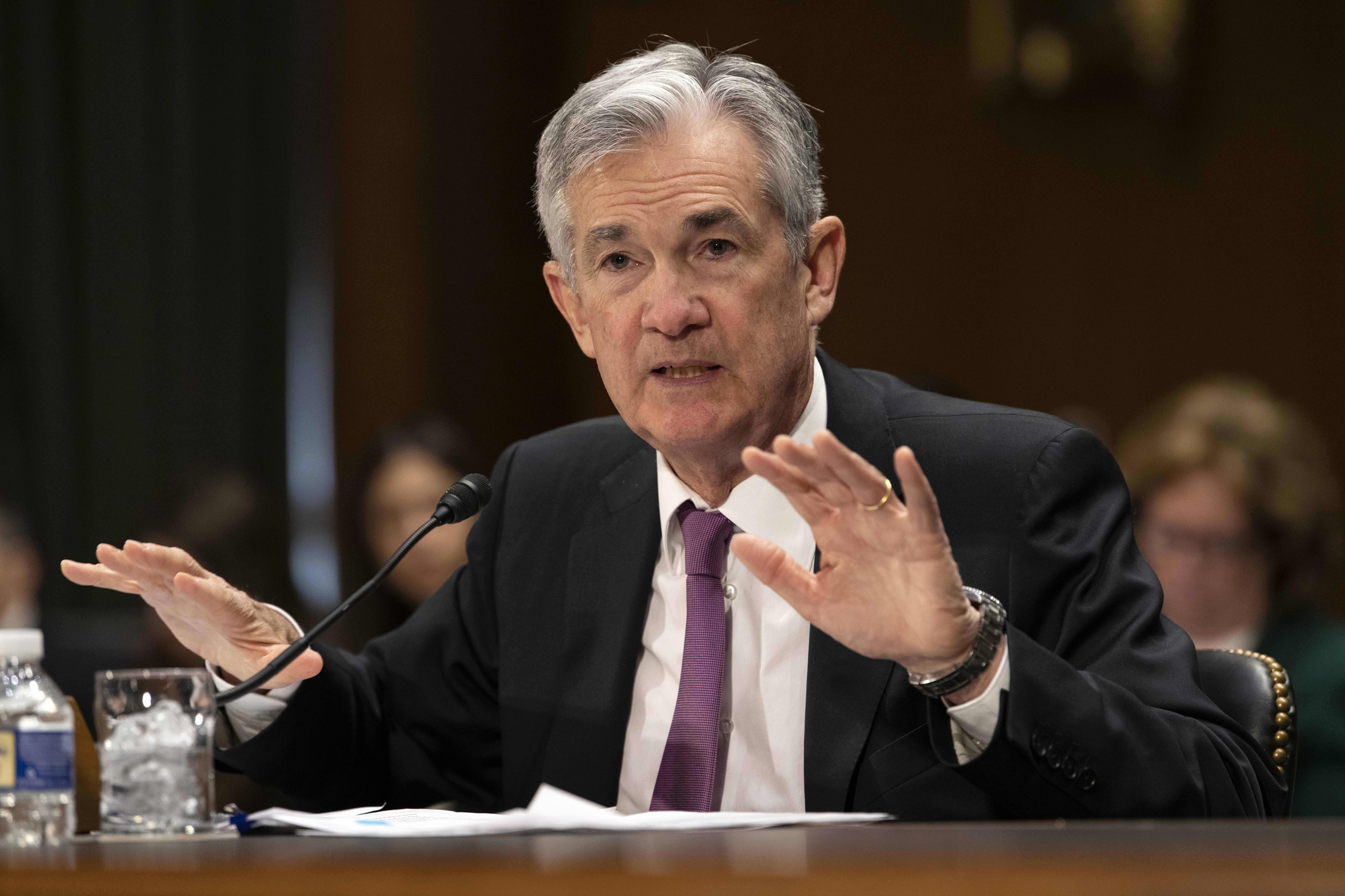 聯準會宣布降息1碼，但鮑爾表示這僅是「貨幣政策的中期調整」，引發美股大跌。（東方IC）