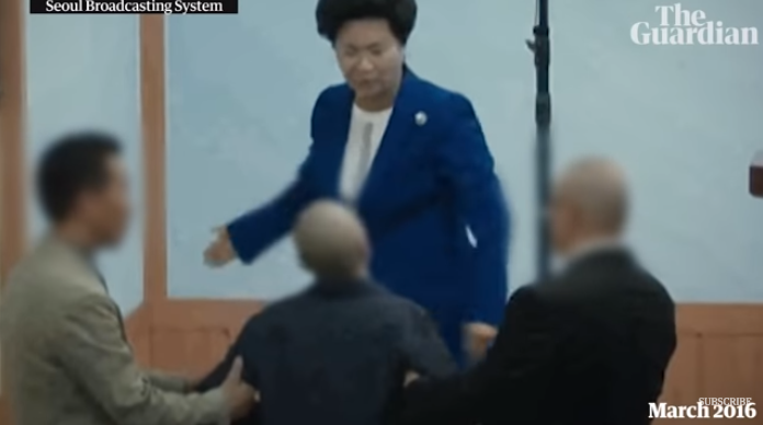 申玉珠以驅魔避免上帝懲罰為由，毆打信徒或命令信徒互毆。（翻攝自衛報影音）