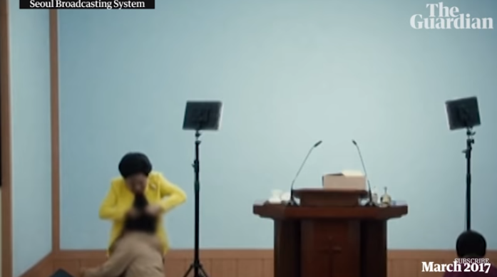 申玉珠以驅魔避免上帝懲罰為由，毆打信徒或命令信徒互毆。（翻攝自衛報影音）
