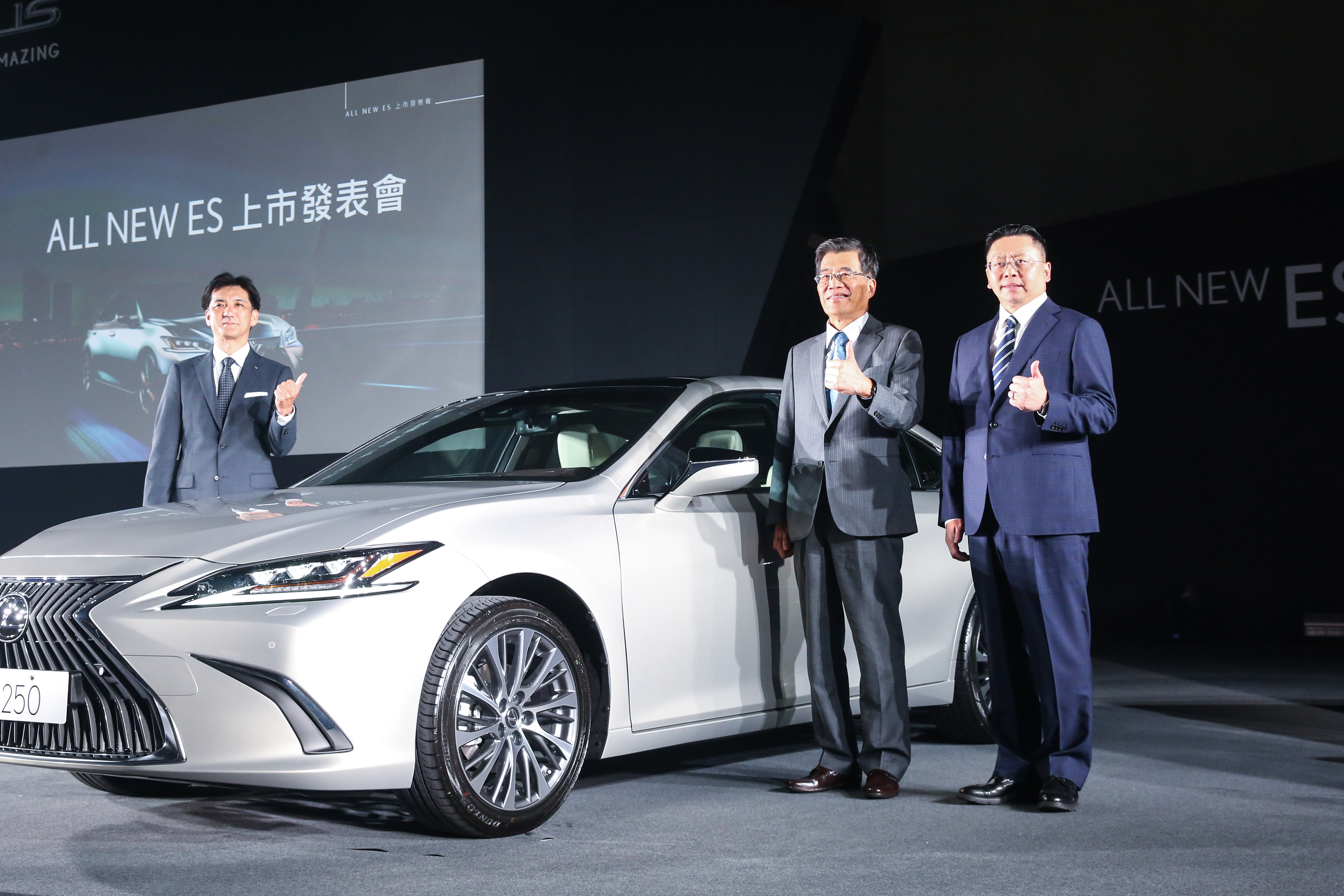 Lexus擠下賓士搶下7月豪華車銷售王座，和泰車總經理蘇純興超開心。