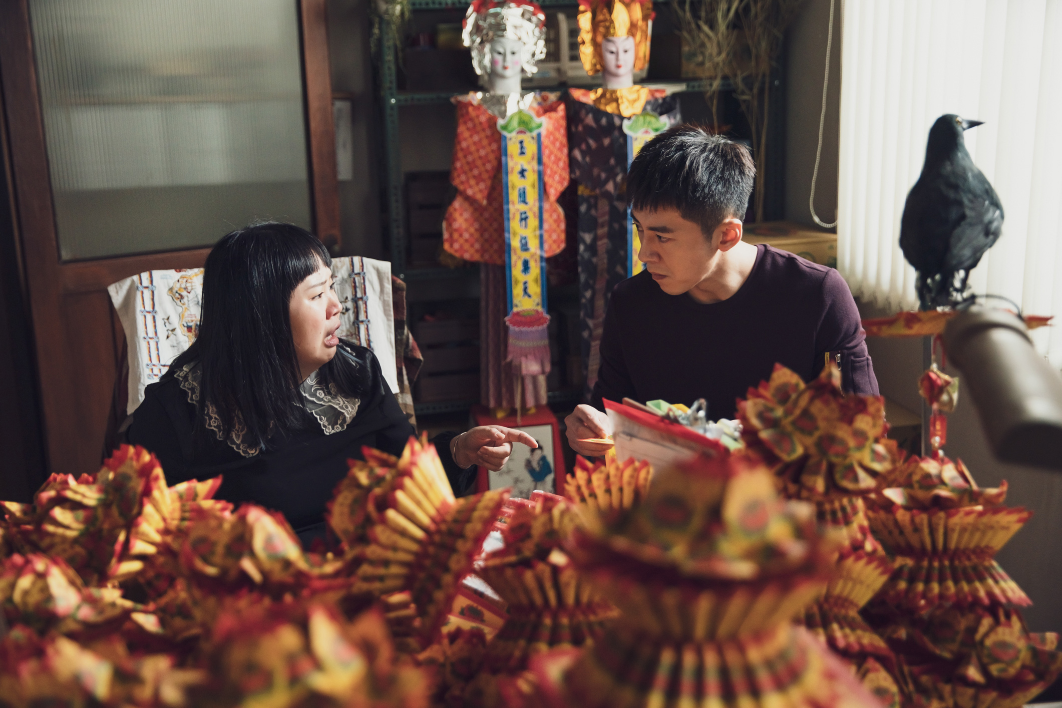 大文（左）與李國毅在戲中一起經營下生葬儀社，2人事前做了很多功課，包含葬儀社實習，也到了大體修復老師的工作室，看大體老師修復的過程。（LINE TV提供）