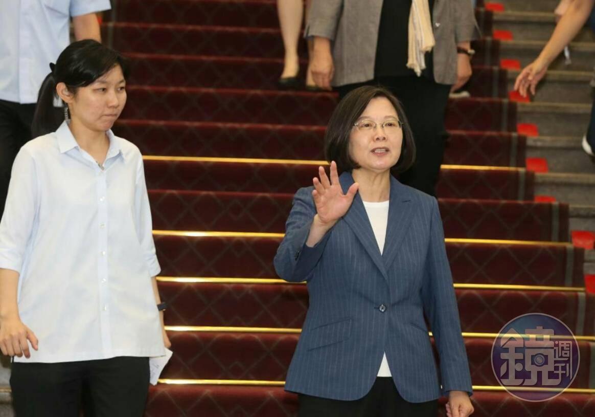 總統蔡英文針對中國禁止來台自由行、柯文哲組黨等議題親上火線回應。