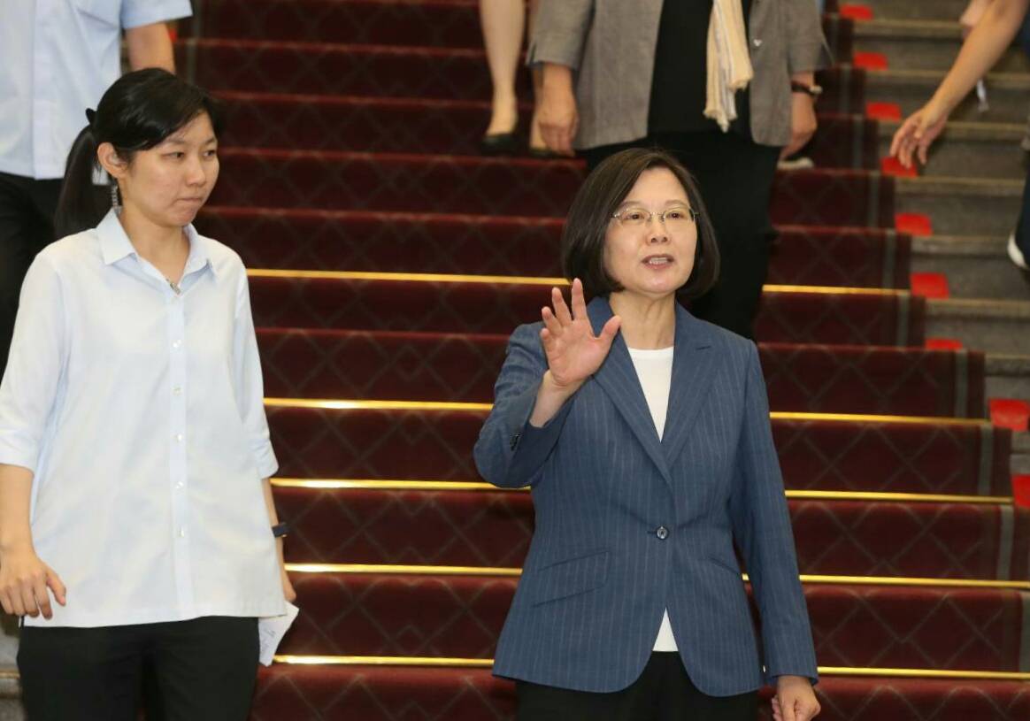 總統蔡英文針對中國禁止來台自由行、柯文哲組黨等議題親上火線回應。