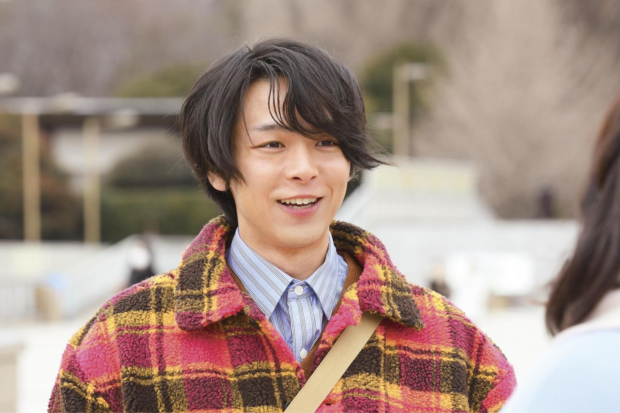 中村倫也與黑川芽以相親約會,中村倫也一副忐忑不安的神情超逗趣,(CATCHPLAY提供)